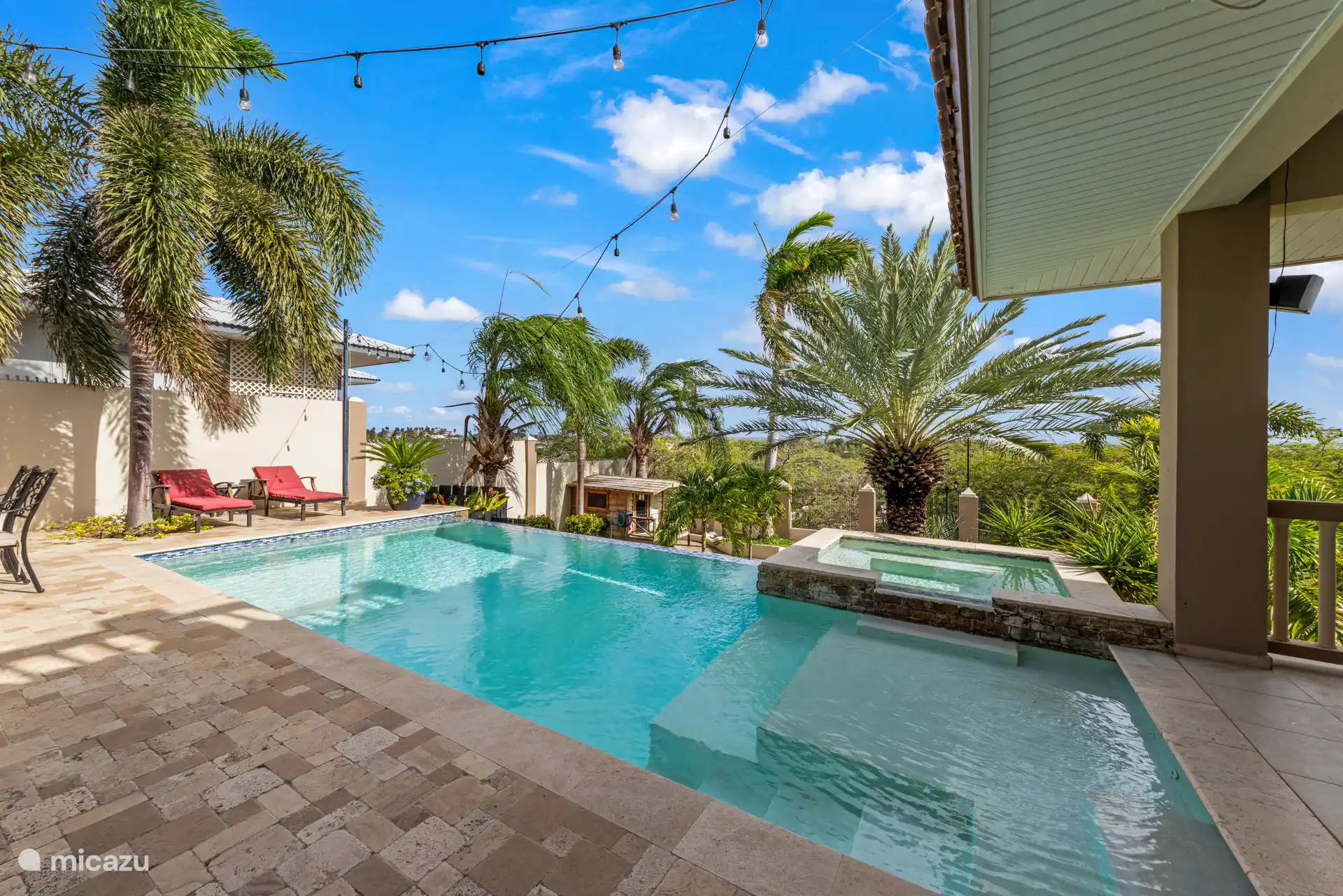 Sun on your face, bubbles around you – ultimate relaxation at Villa Sophia!