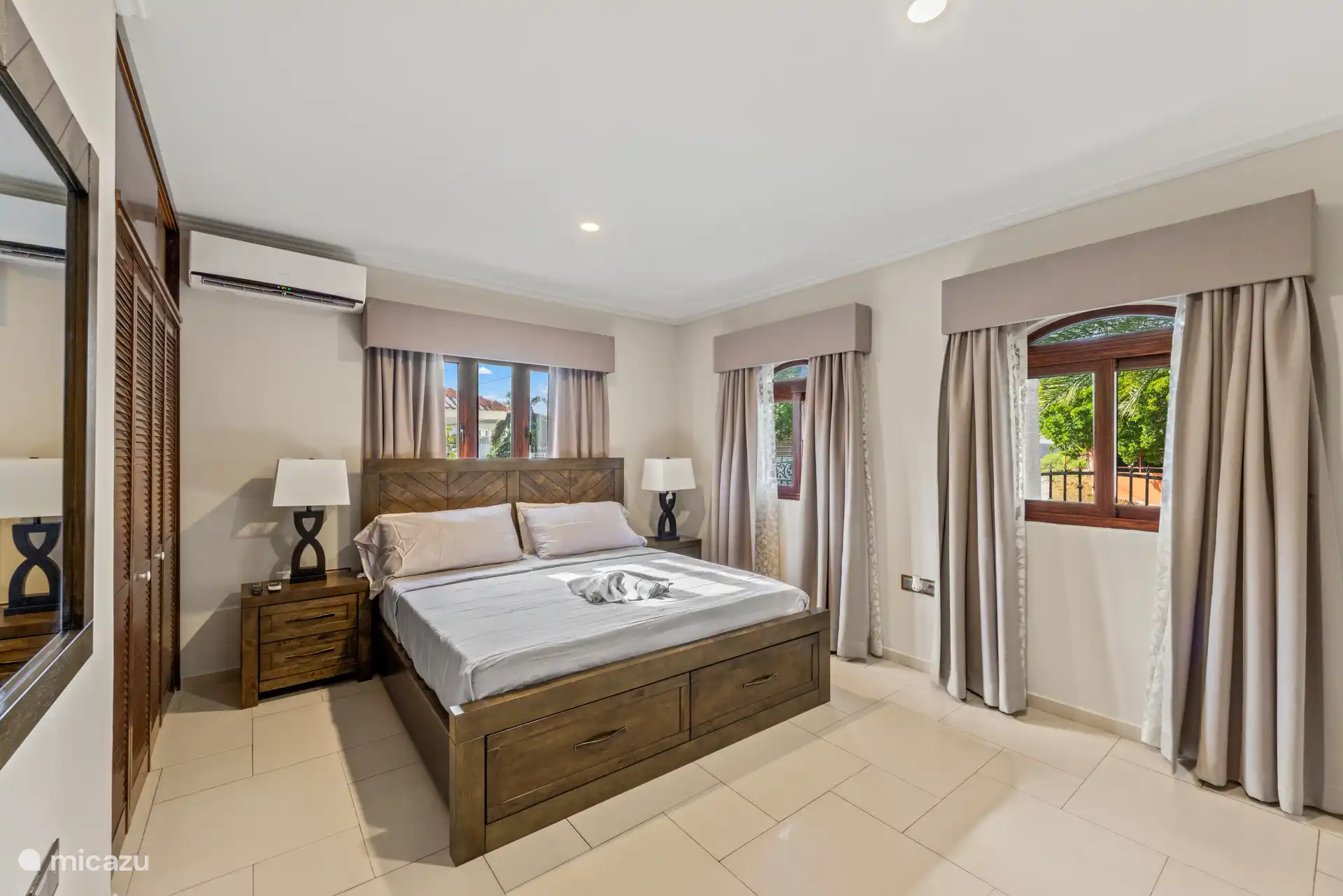 Bedroom 1: A comfortable place to rest and end your day relaxed.