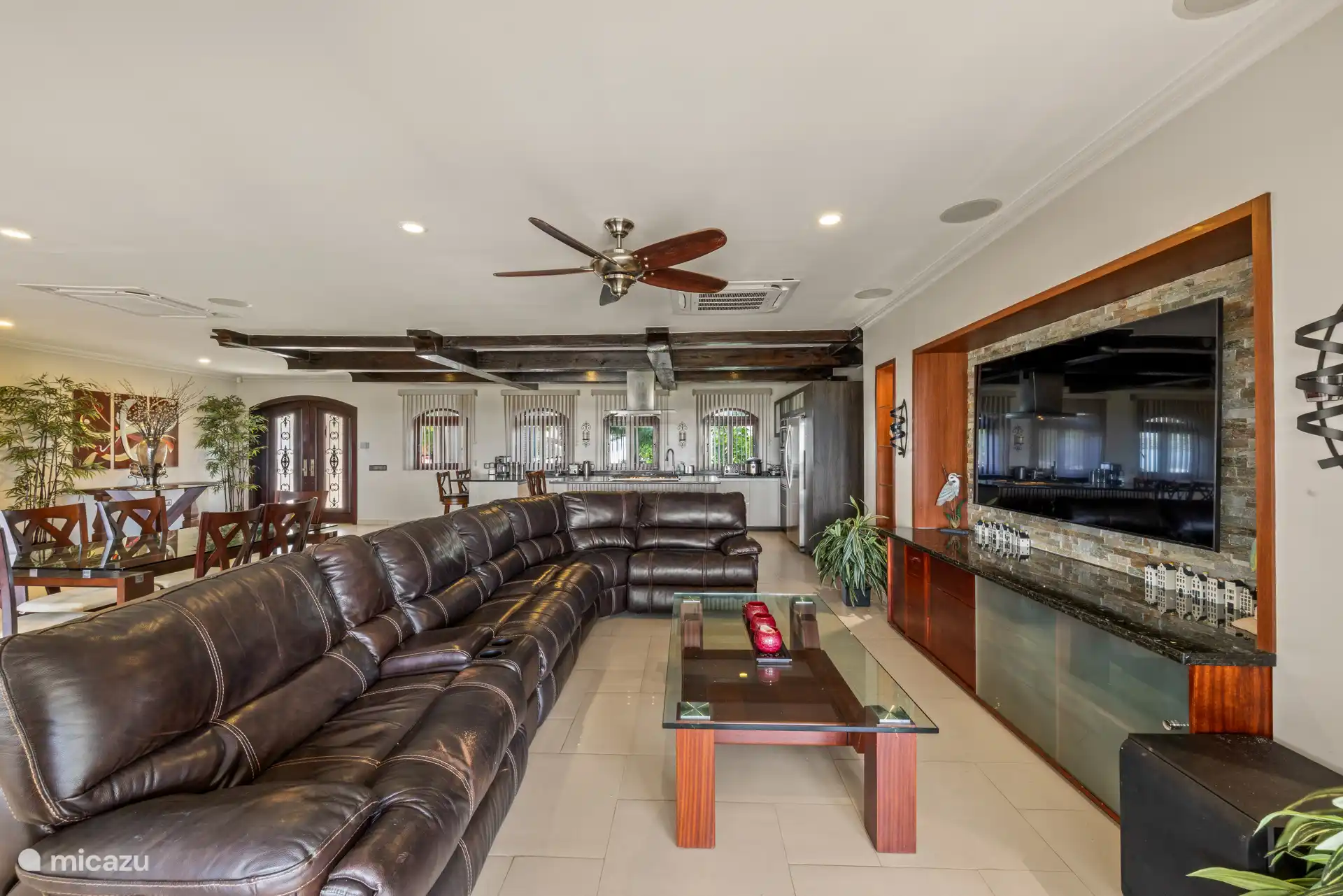 Dark wood, soft lounge sofa, and a place where you immediately want to sit!