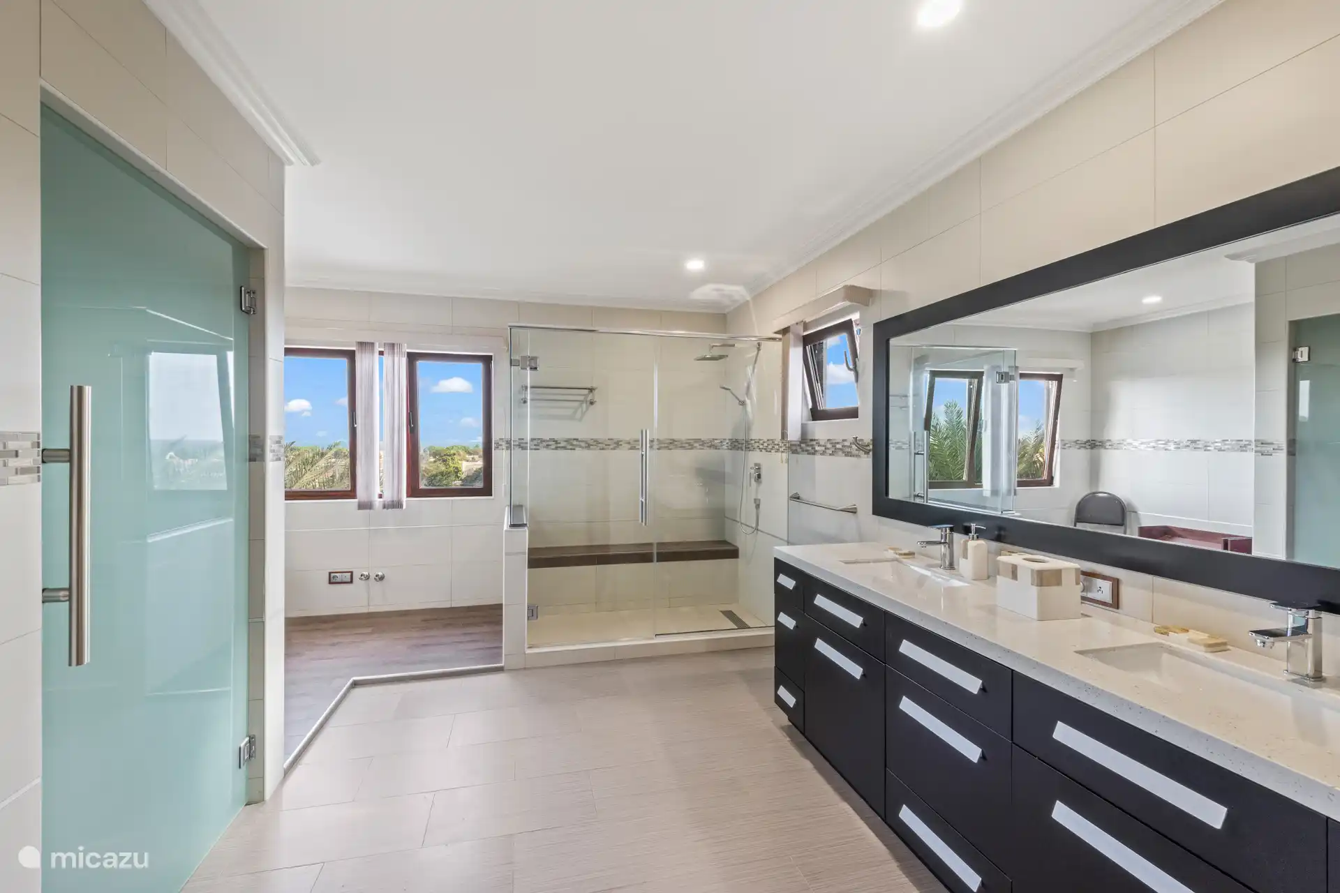 Start the day refreshed or end it relaxed in this spacious bathroom with sauna