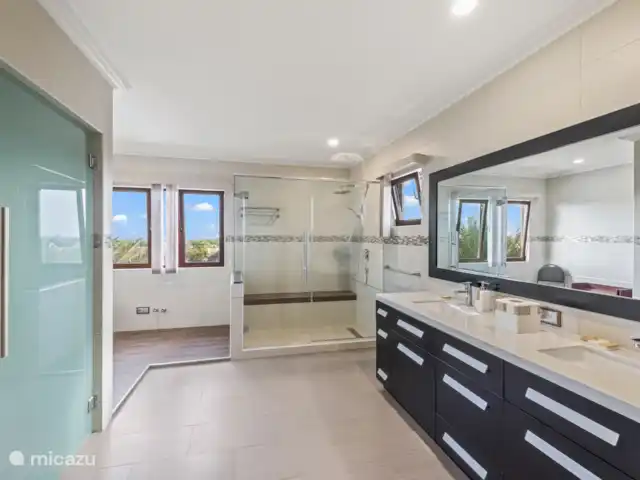 Villa Sophia | Curaçao, Banda Ariba (est), Vredenberg - villa Commencez la journée rafraîchie ou terminez-la détendue dans cette salle de bains spacieuse avec sauna