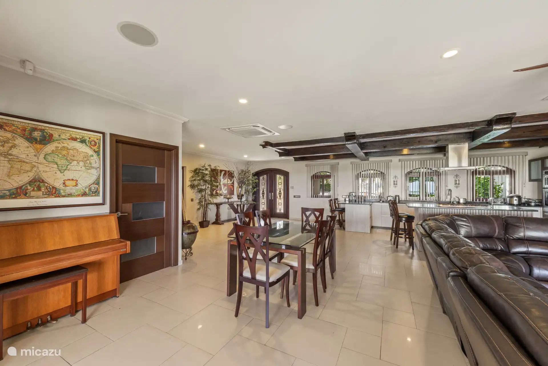 Not super modern, but super nice: welcome to your holiday-comfy corner!