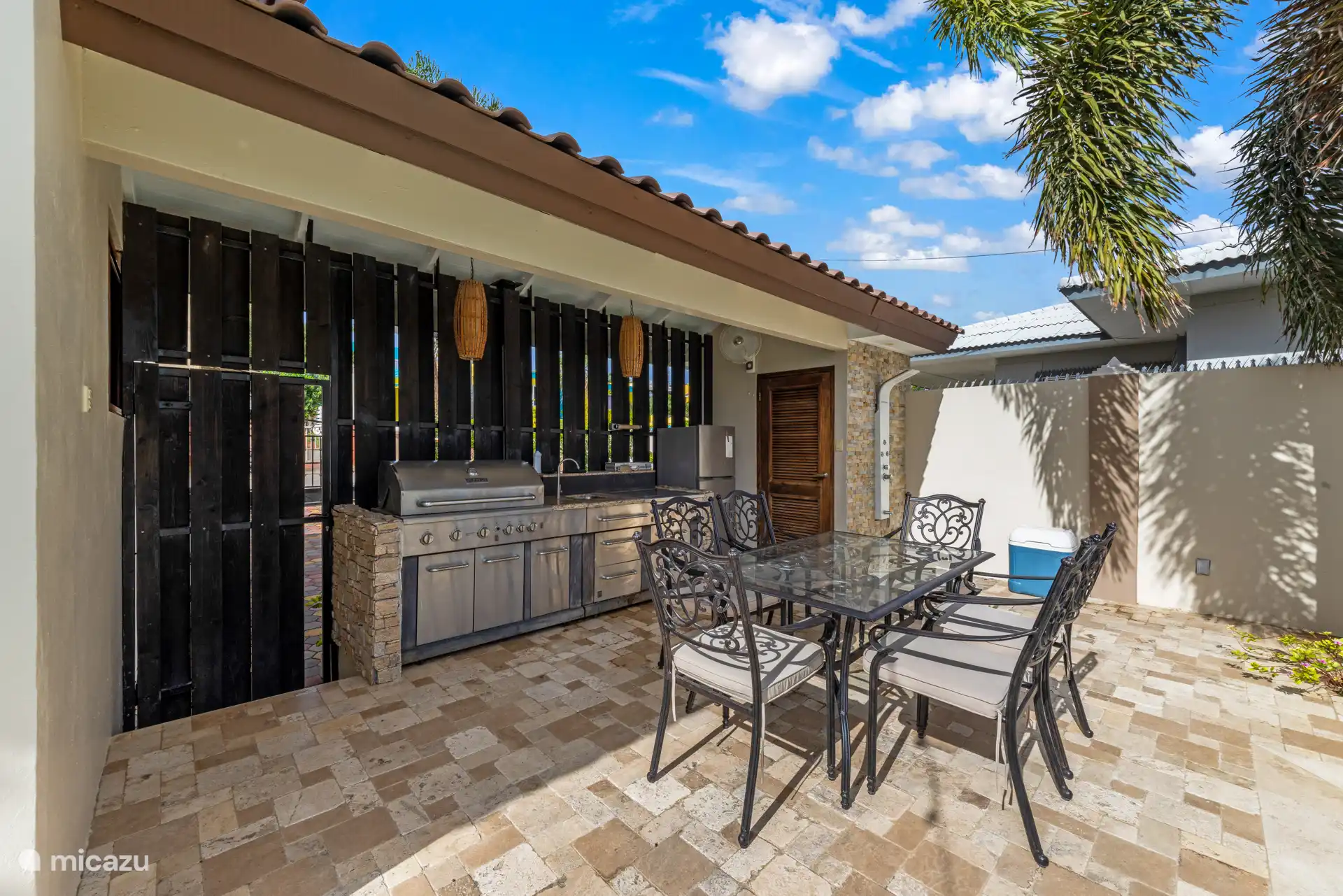 Outdoor dining has never been so enjoyable: dining table, BBQ and fridge within easy reach