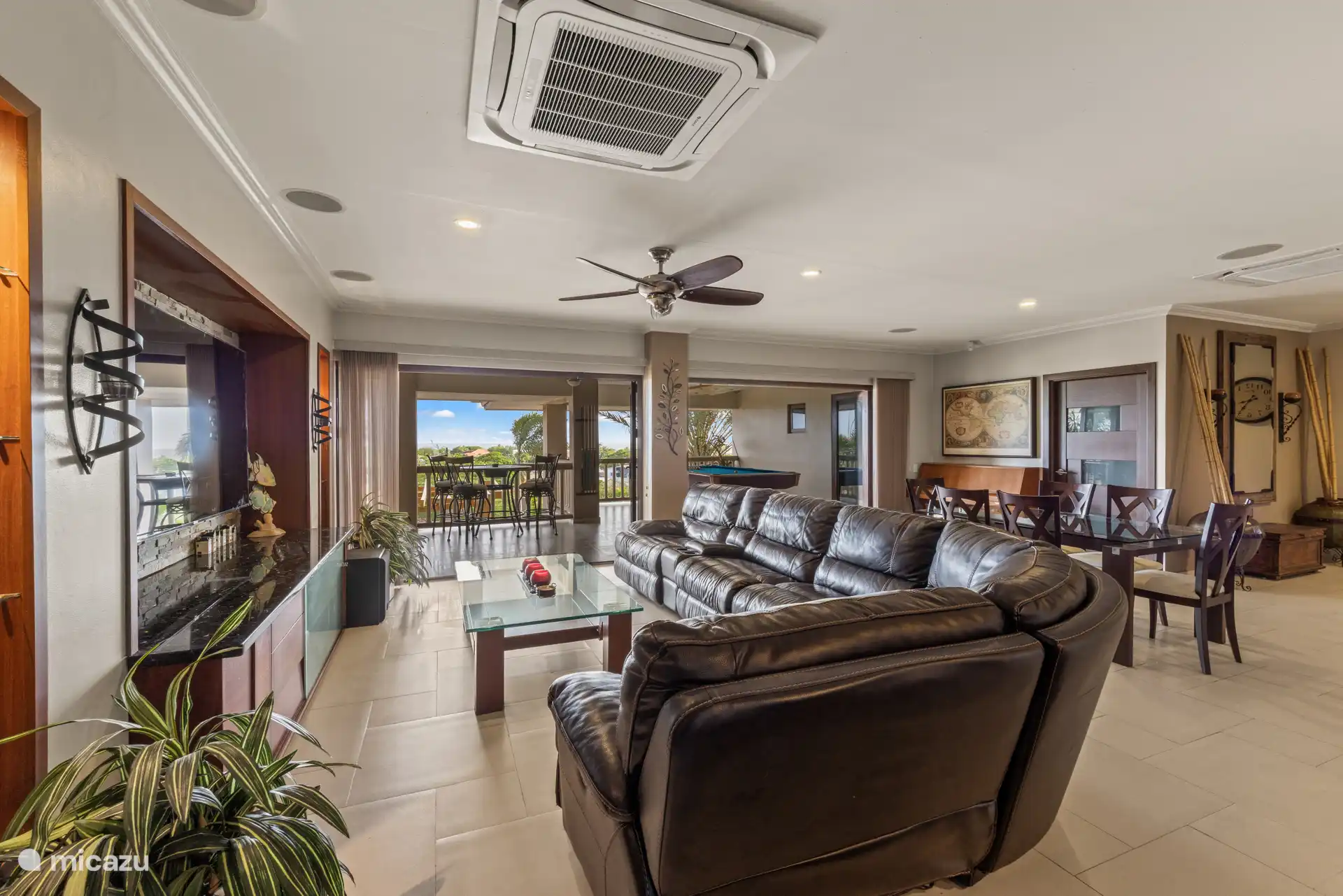 Eating, chilling, chatting... and always nice and cool thanks to the air conditioning