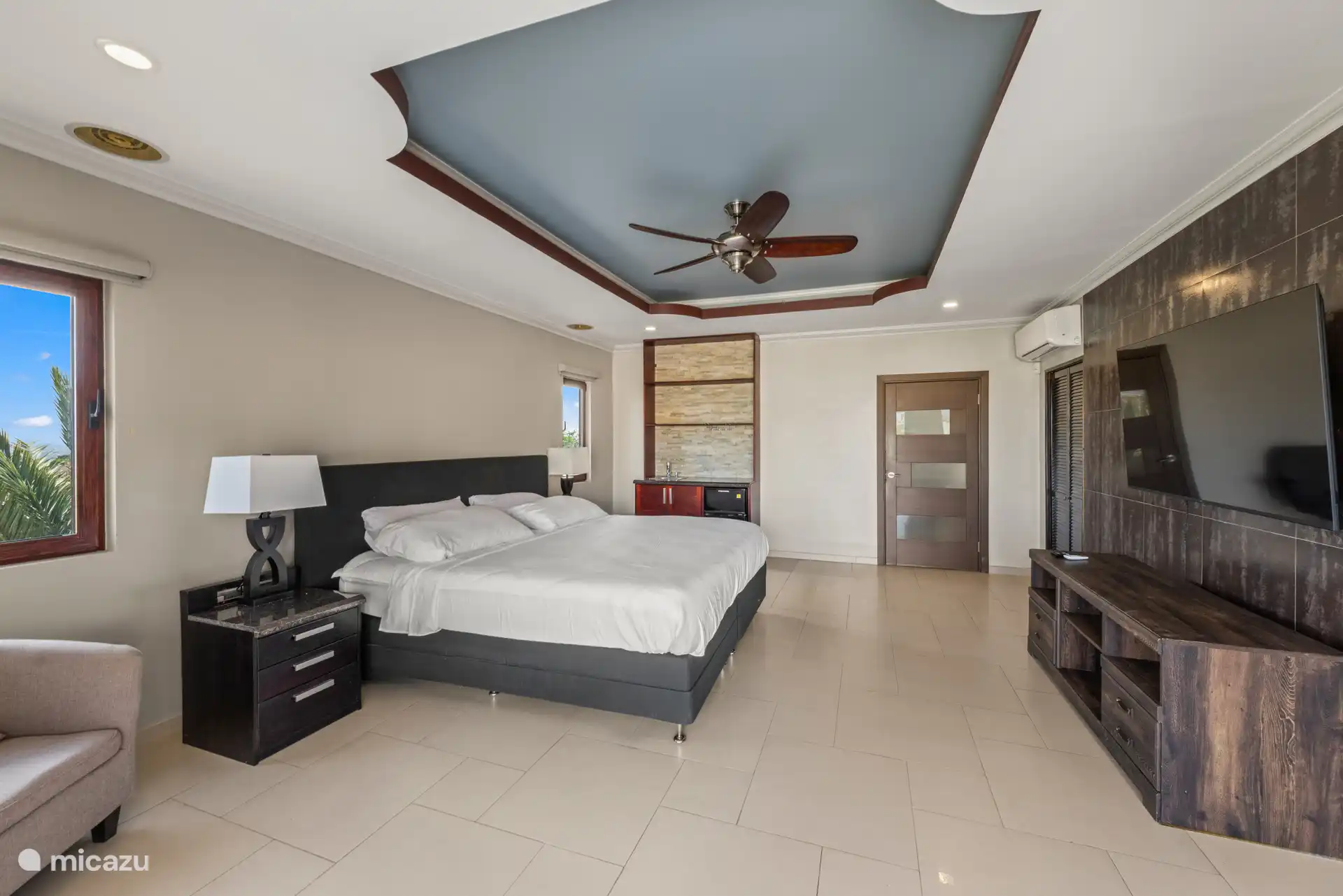 A room full of comfort: mega TV, private bar and bathroom, everything for the ultimate moment of relaxation