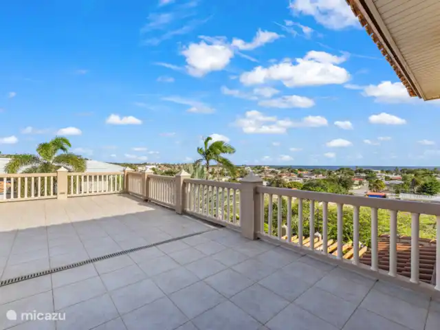 Villa Sophia | Curaçao, Banda Ariba (est), Vredenberg - villa La terrasse sur le toit fait l’objet d’une nouvelle mise à niveau - palmiers, auvent et espace de détente presque terminés !