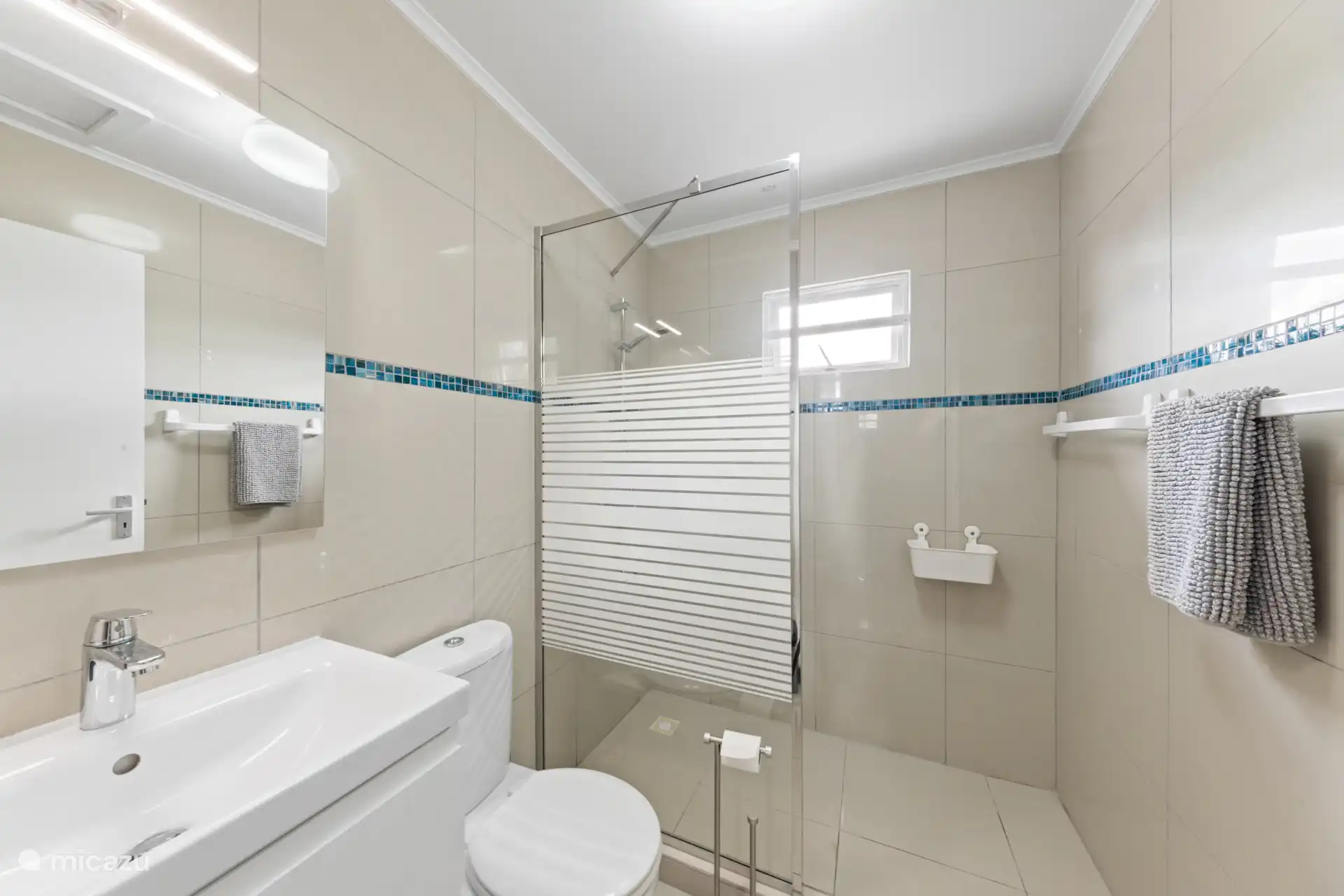 Es gibt 2 Badezimmer