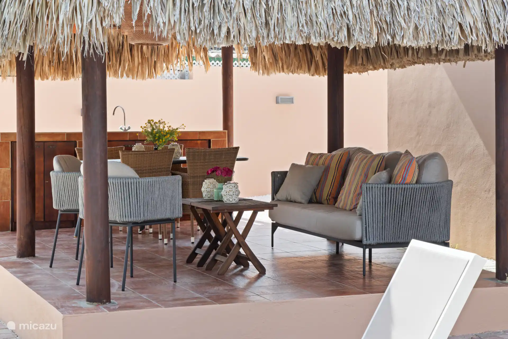 Gemütliche Veranda am Schaukelbecken