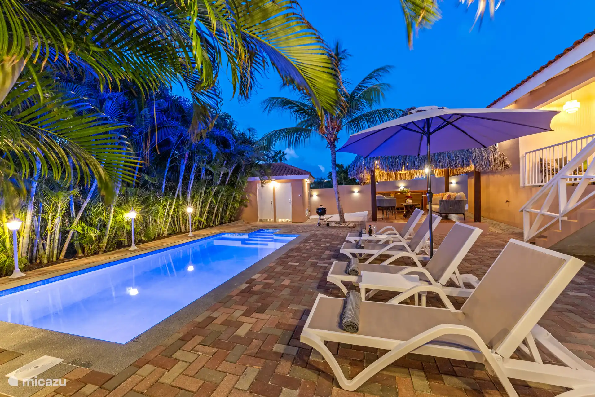 Der Garten ist nachts schön beleuchtet