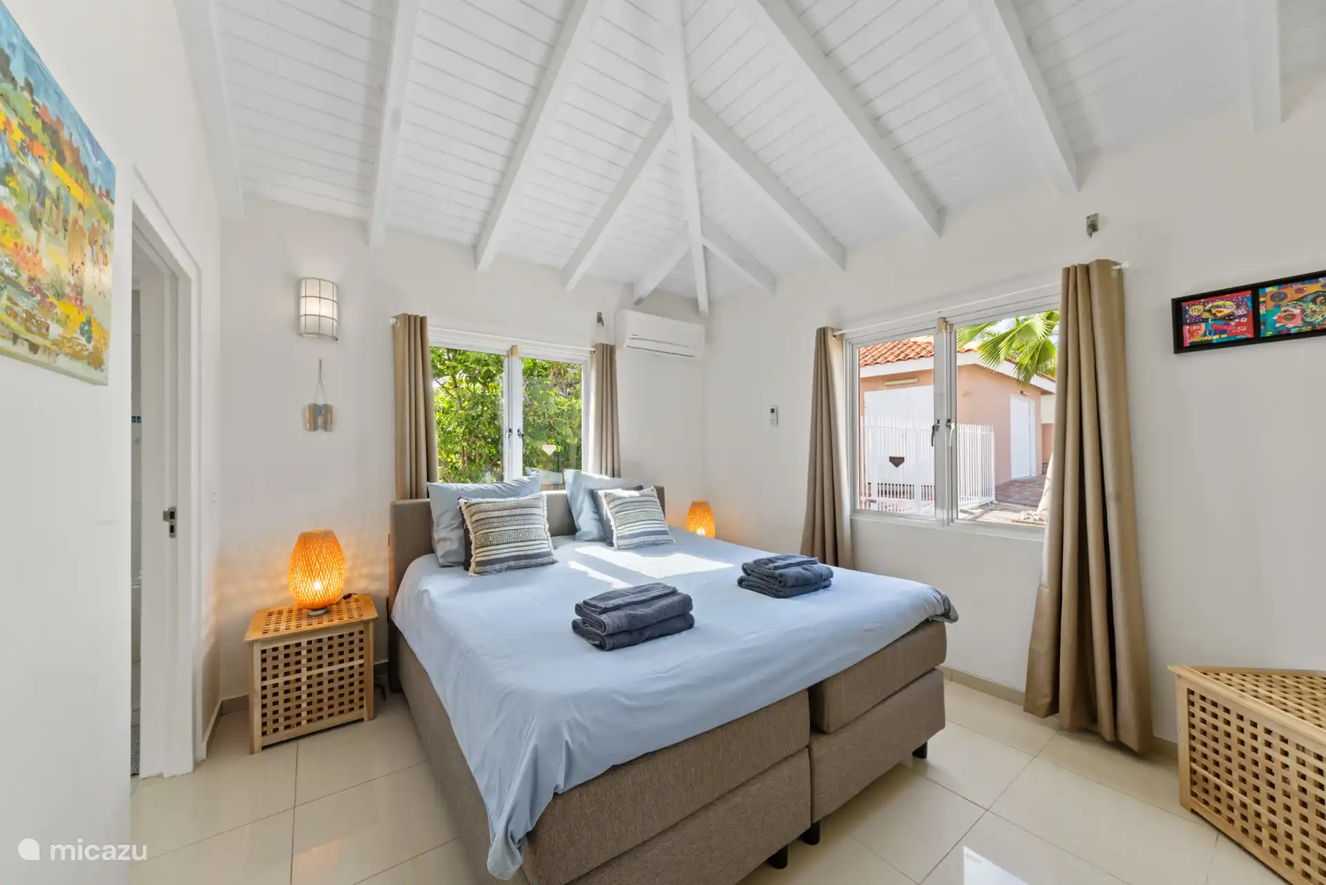 Hauptschlafzimmer mit Klimaanlage und eigenem Bad