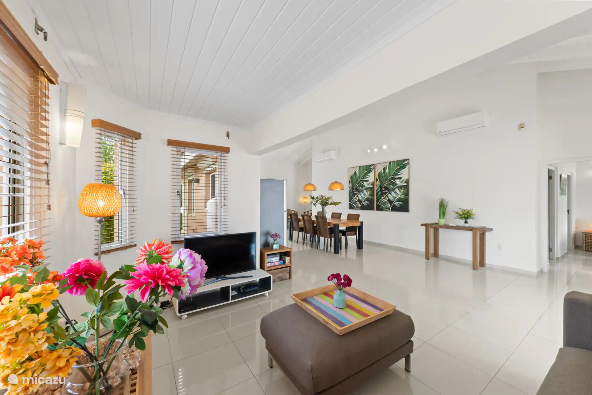 Geräumiges Wohnzimmer mit Klimaanlage