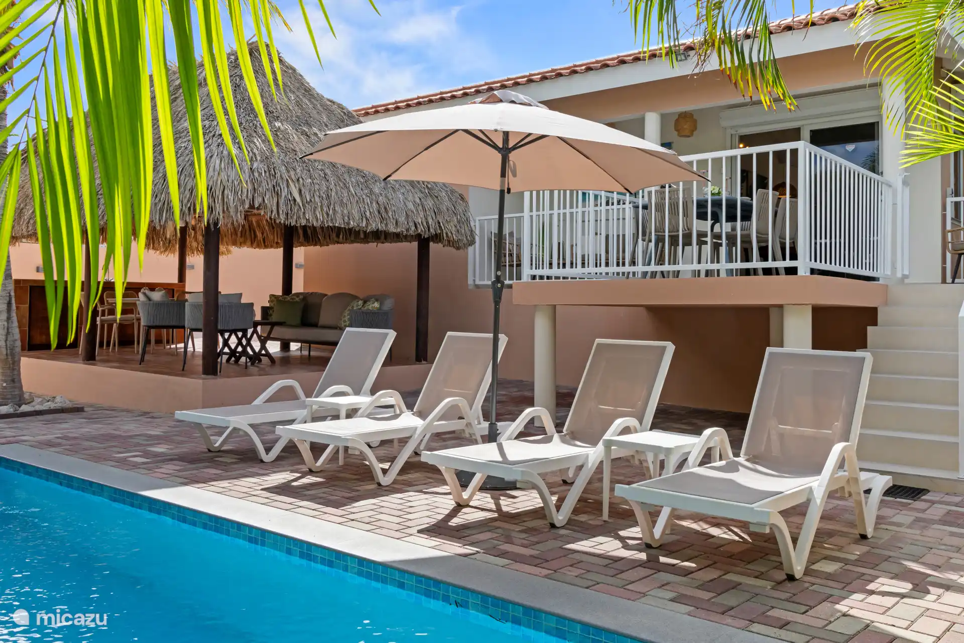 Es gibt viele Sonnenliege