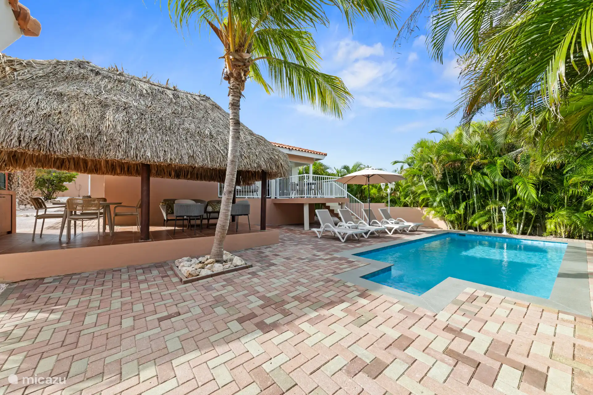 Geräumiger Garten mit Sonnenbeeten