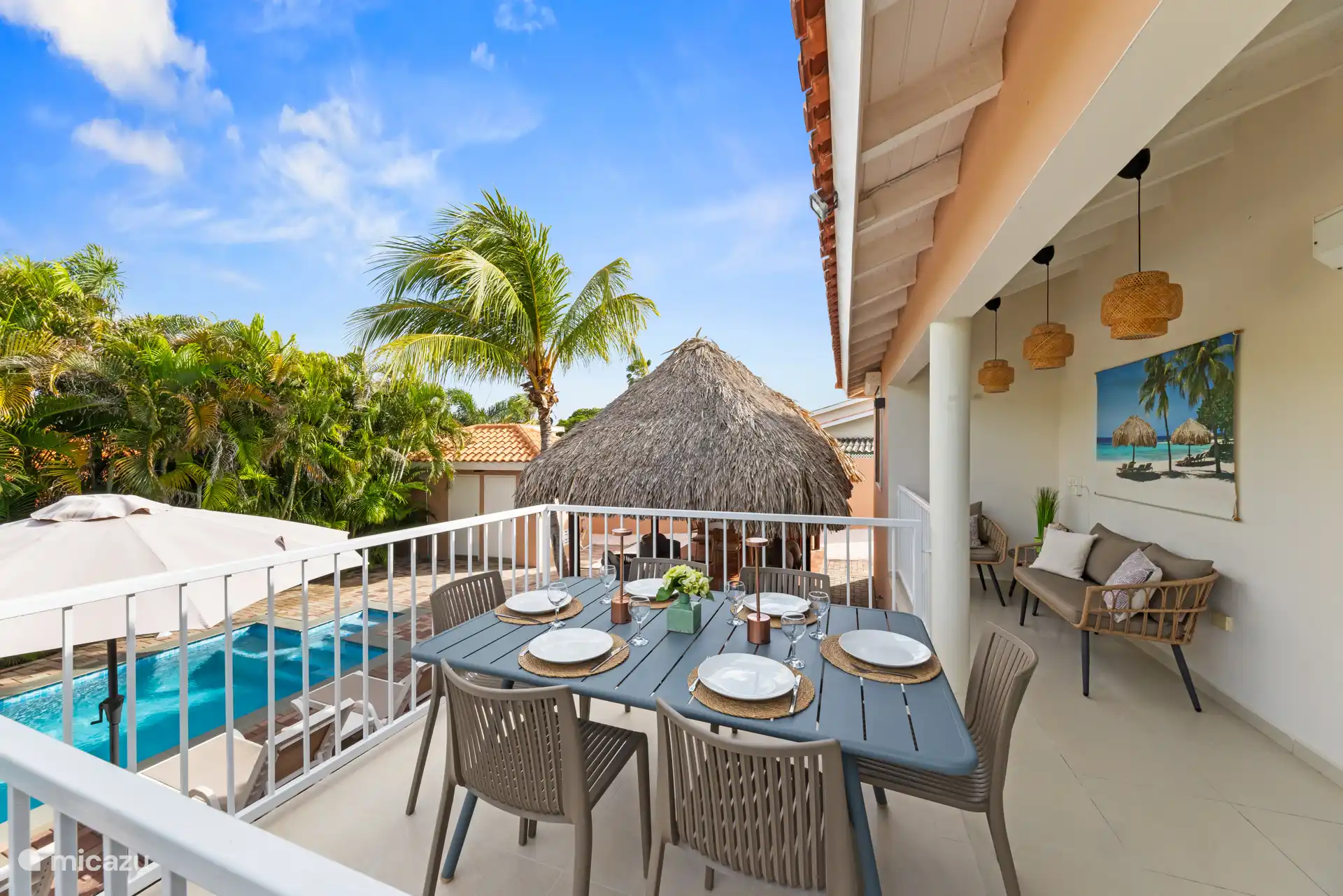 Gemütliches Essen am Pool