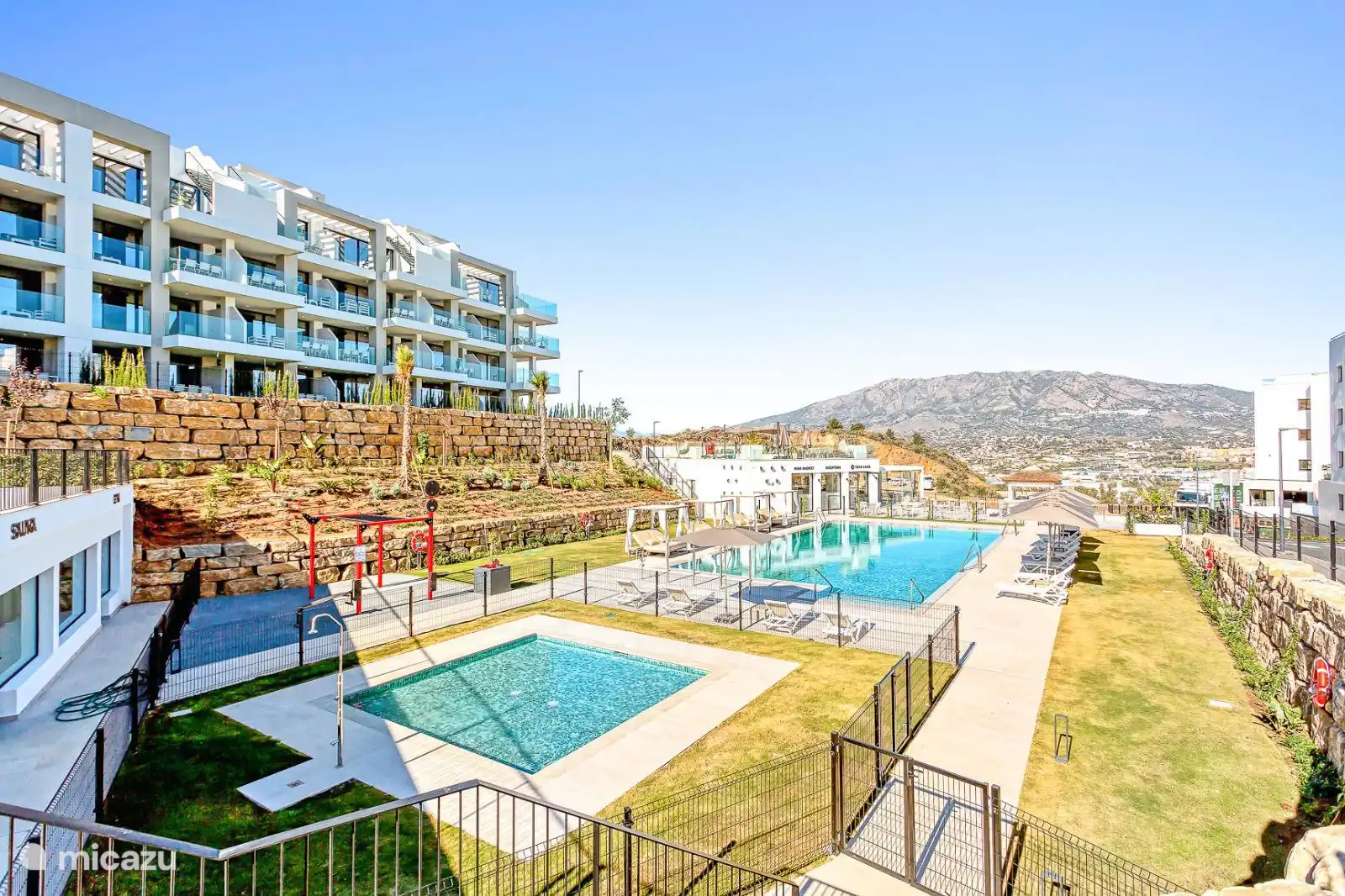 Abgeschirmtes Kinderbecken, Fitness, Sauna und Waschküche, in der Sie Ihre Wäsche gegen Gebühr waschen können. 