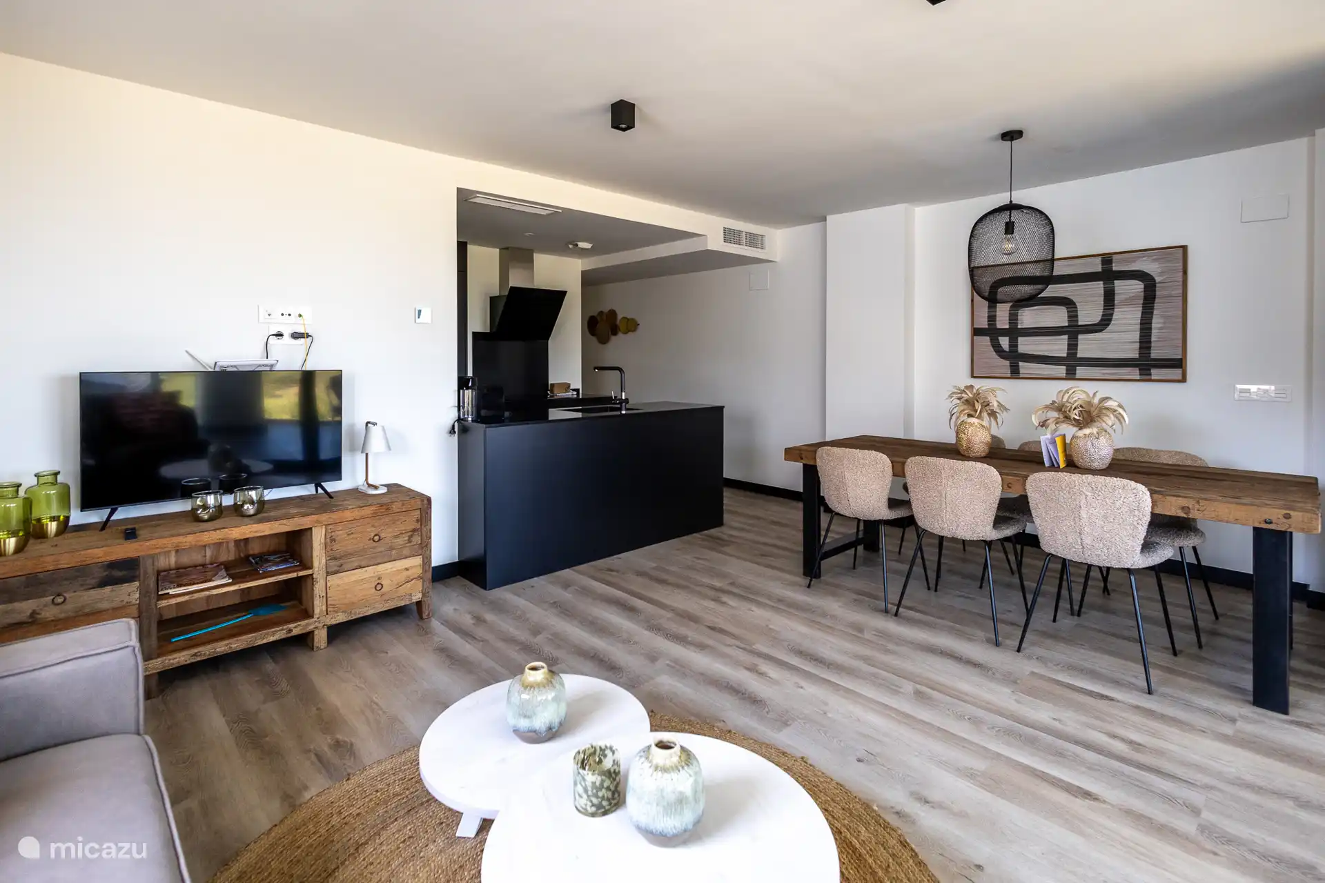 Wohnzimmer mit offener Küche und Essbereich