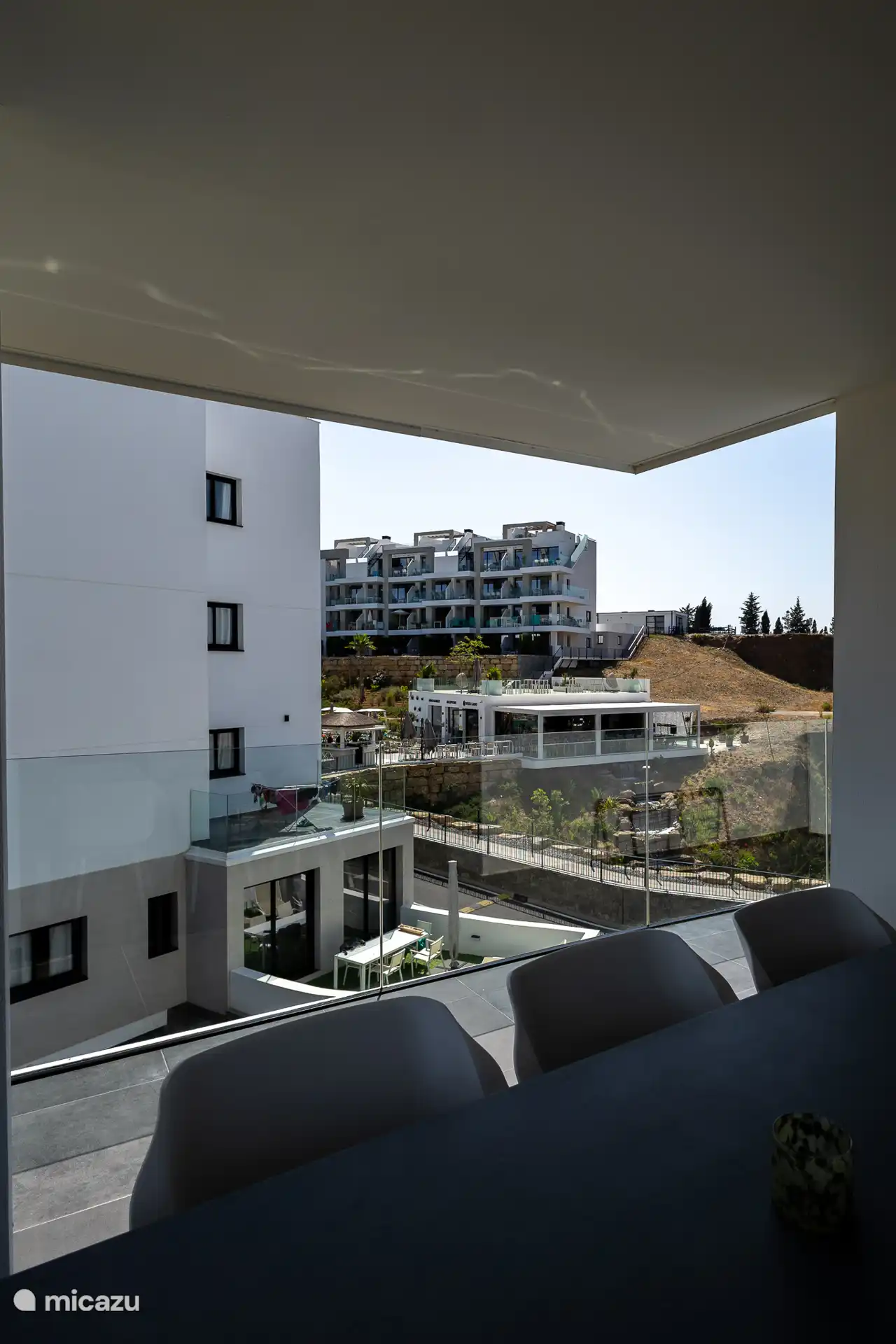 Blick von unserer Wohnung auf den Pool und das Restaurant