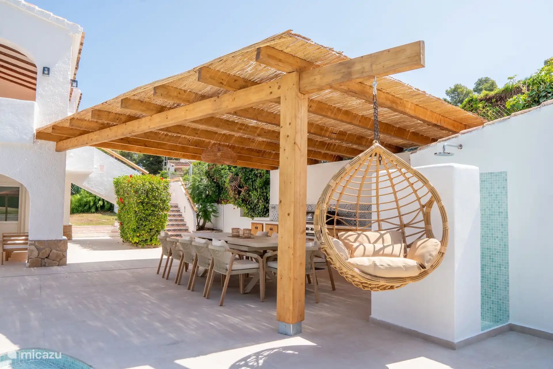 Überdachte Terrasse mit Außenküche