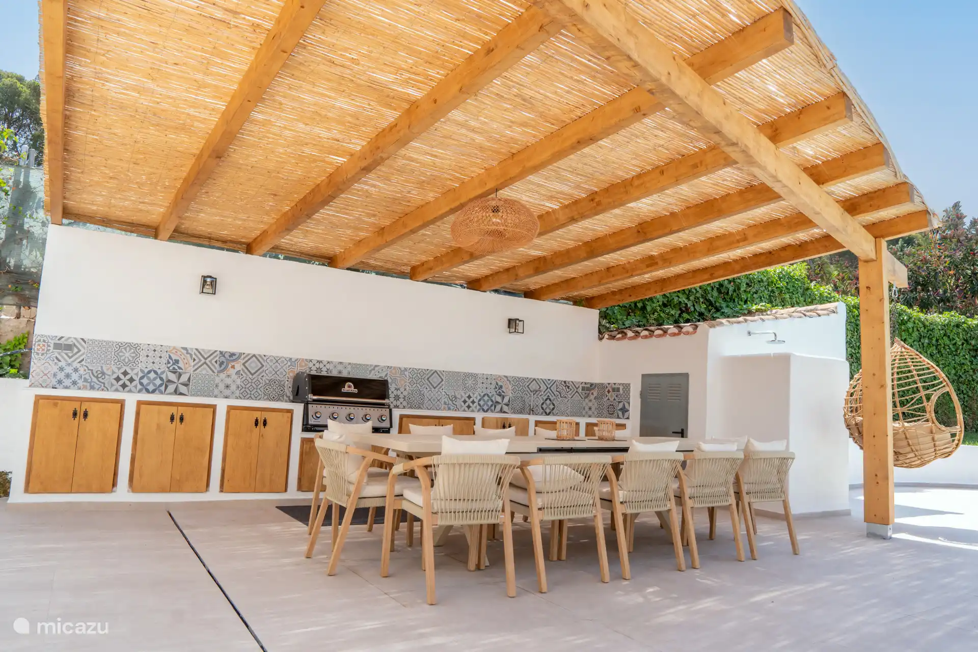 Überdachte Terrasse mit Außenküche