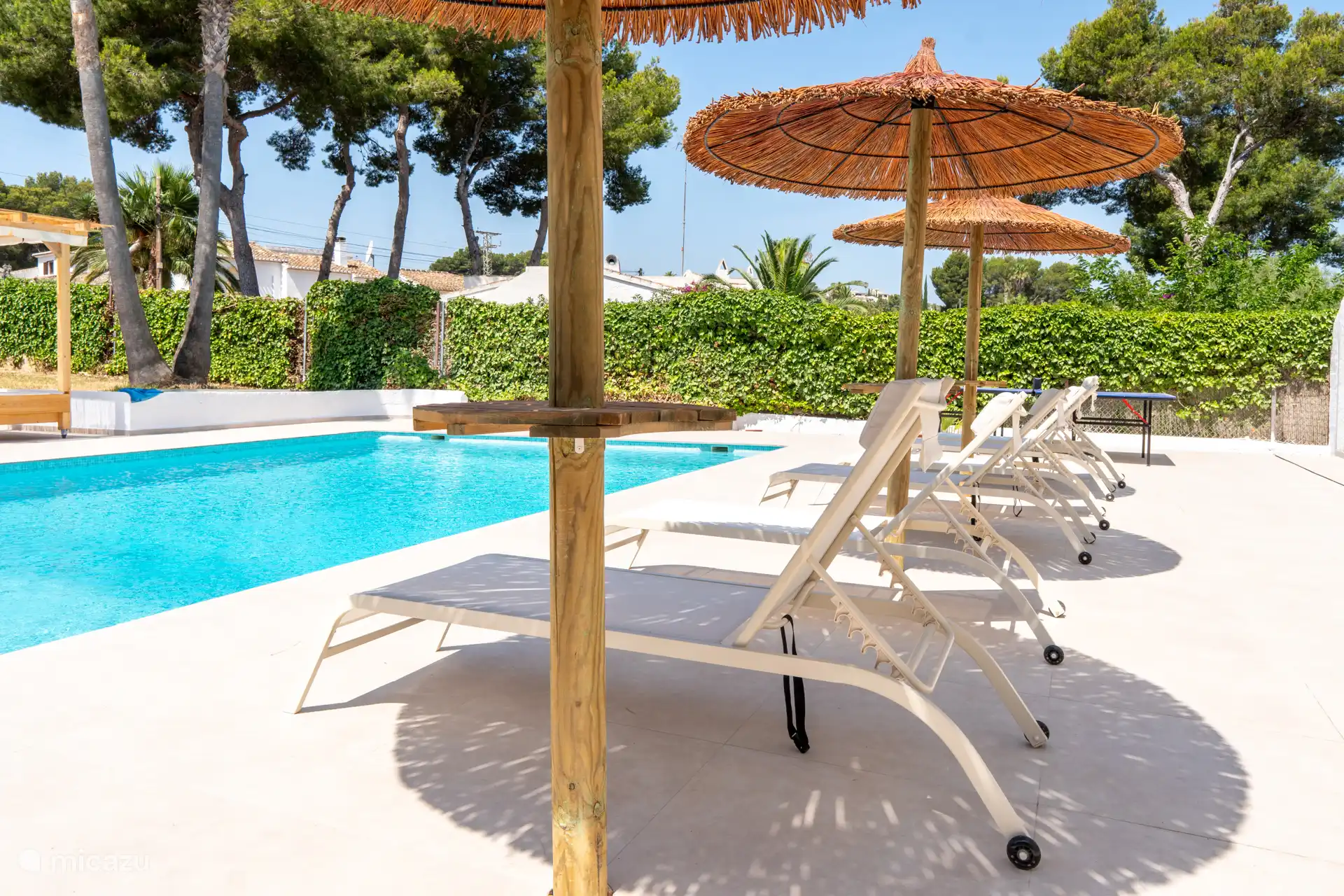 Schwimmbad mit Liegestühlen