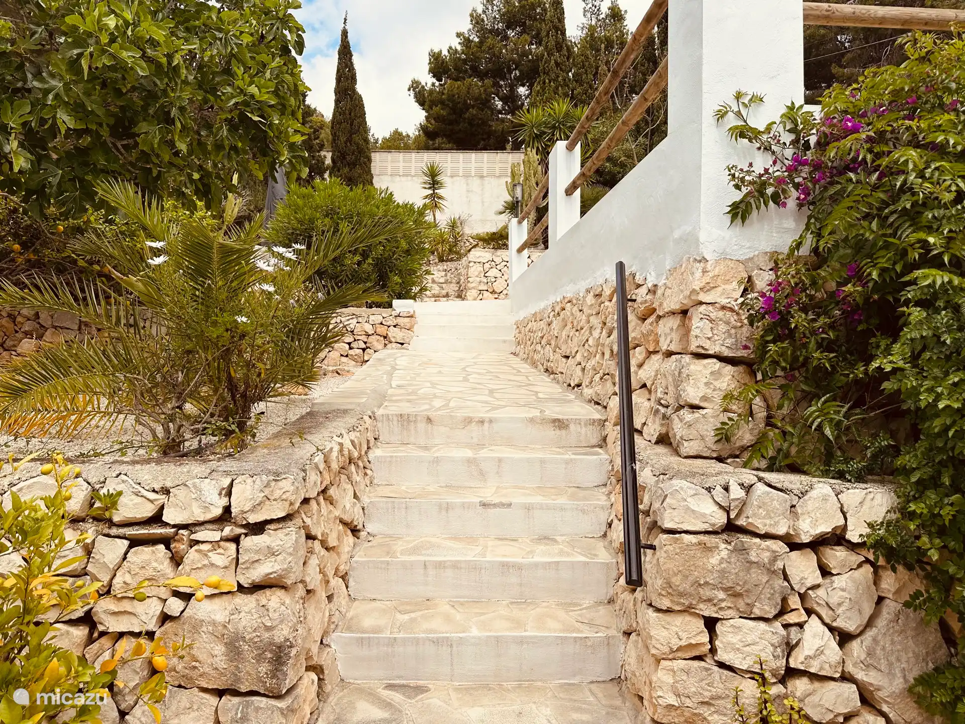 Escalier menant à la piscine