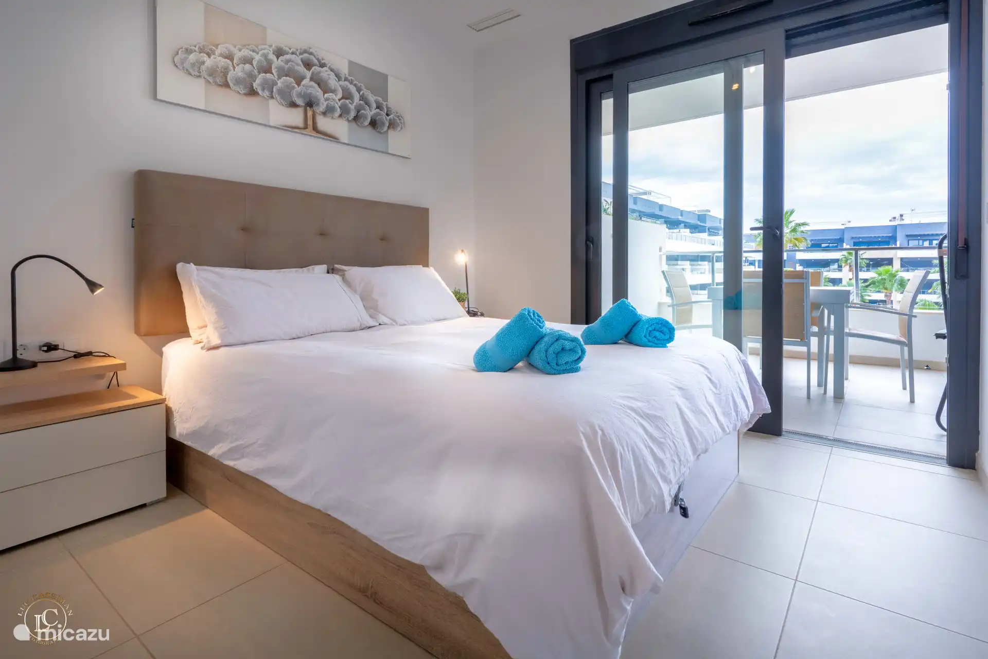 Bedroom with a comfortable bed (160 by 200 cm).