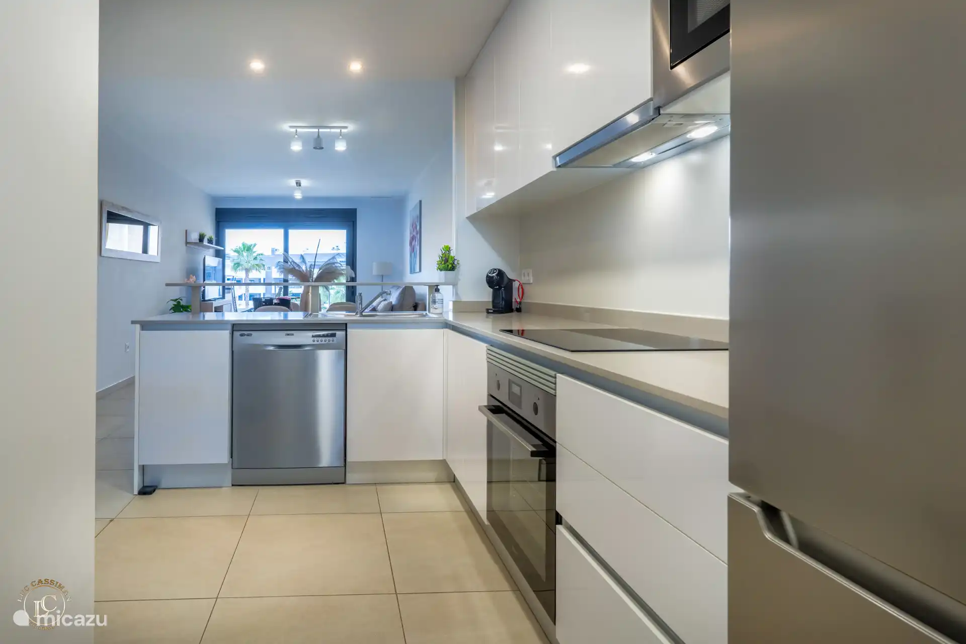 The fully equipped kitchen with all amenities: hob, dishwasher, oven, fridge with freezer, ...