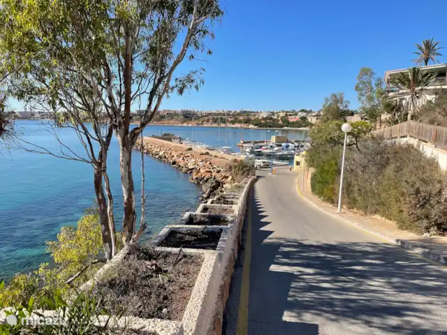 Turquesa del Mar - belle vue sur la mer | Espagne, Costa Blanca, Orihuela Costa - appartement sentiers de randonnée côtiers pittoresques ;  il s’agit du port de Cabo Roig, à environ quatre km à pied.