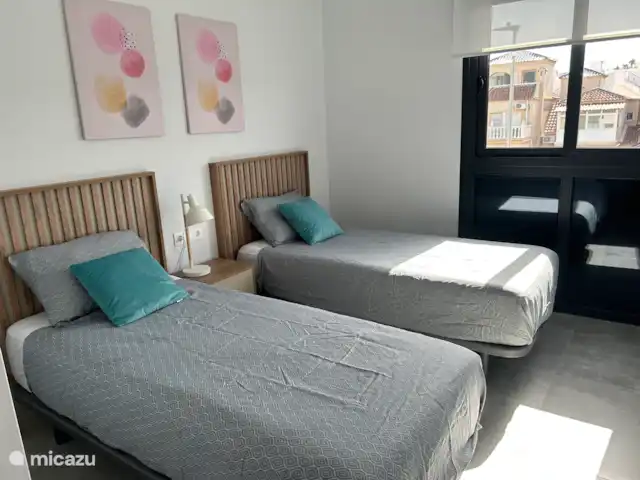 Casa Amanecer en España, Costa Blanca, Orihuela Costa - apartamento Amplio dormitorio con dos camas individuales y armario empotrado.
