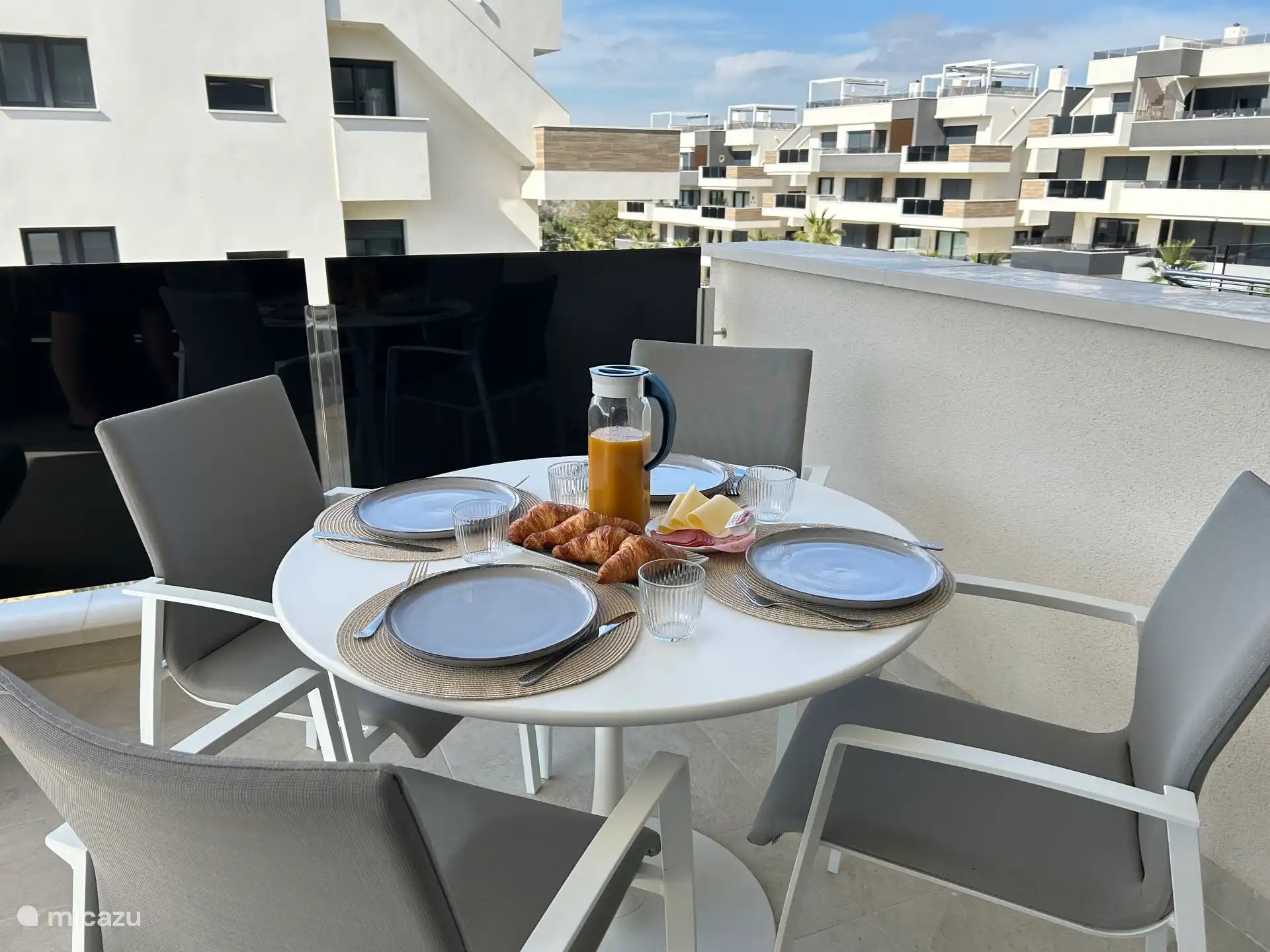 Le matin, vous pouvez prendre un délicieux petit-déjeuner sur la terrasse, c’est un jour férié. Les sandwiches peuvent être achetés frais chaque jour au supermarché adjacent. 5 minutes à pied.