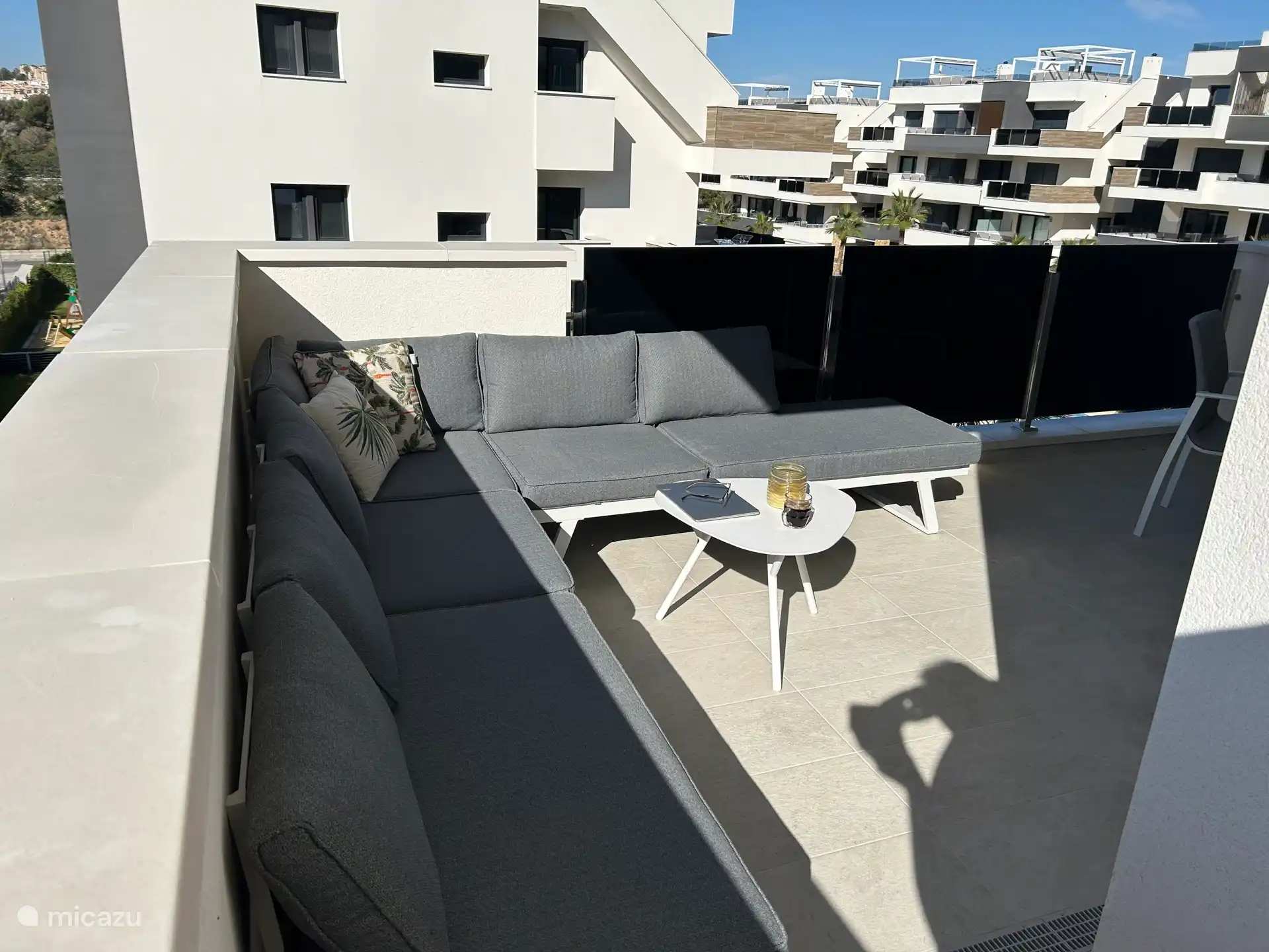 Quoi de mieux que de s’asseoir sur la terrasse le matin, avec une tasse de café, vérifier le courrier ou lire le journal au soleil ?