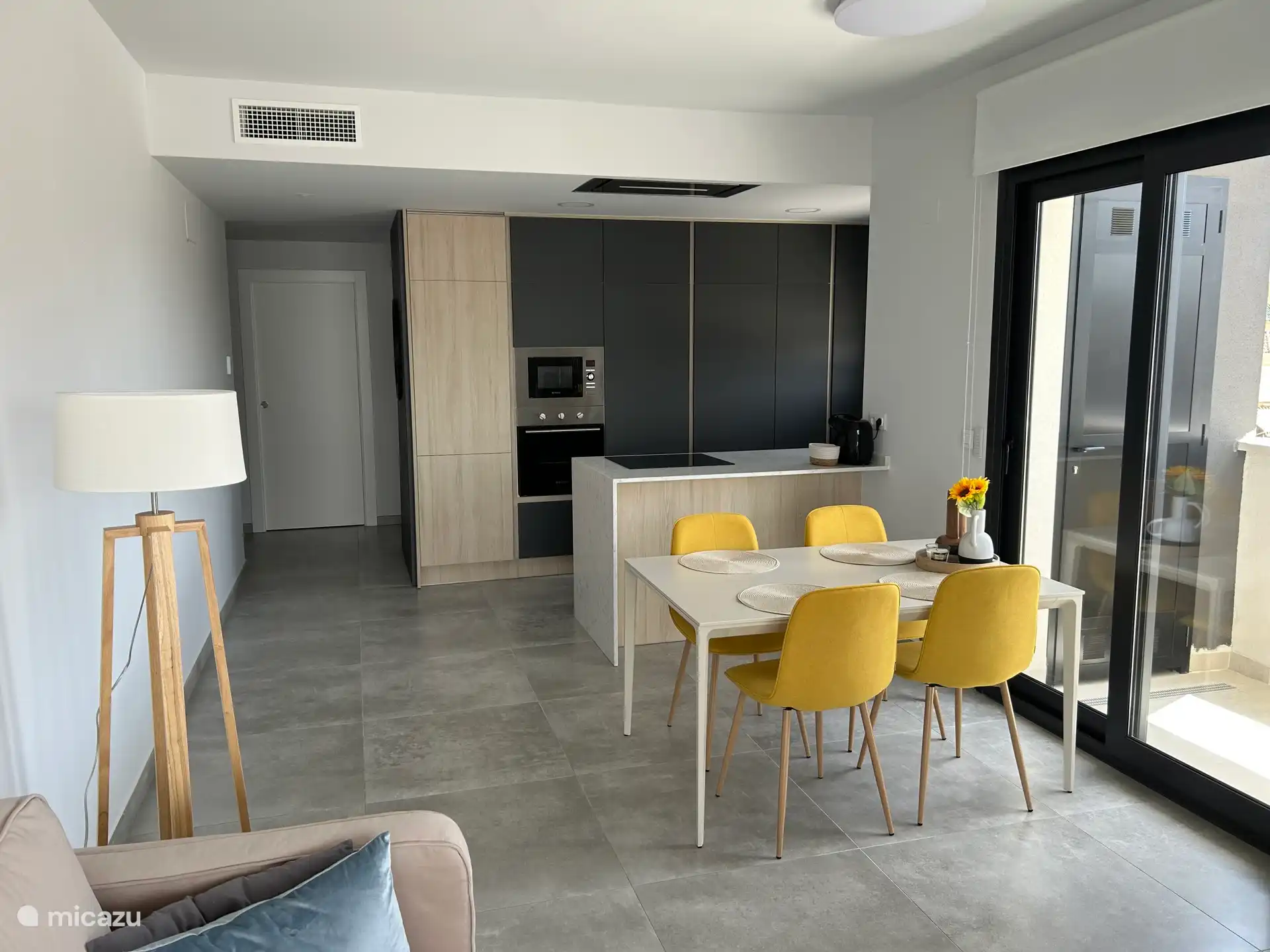 Modern kitchen with oven, microwave, induction hob and fridge-freezer. The water tap is equipped with a water filter so you don't have to get bottles of water.