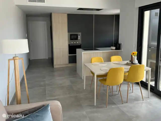 Casa Amanecer en España, Costa Blanca, Orihuela Costa - apartamento Cocina moderna con horno, microondas, placa de inducción y frigorífico-congelador. El grifo de agua está equipado con un filtro de agua para que no tenga que tomar botellas de agua.