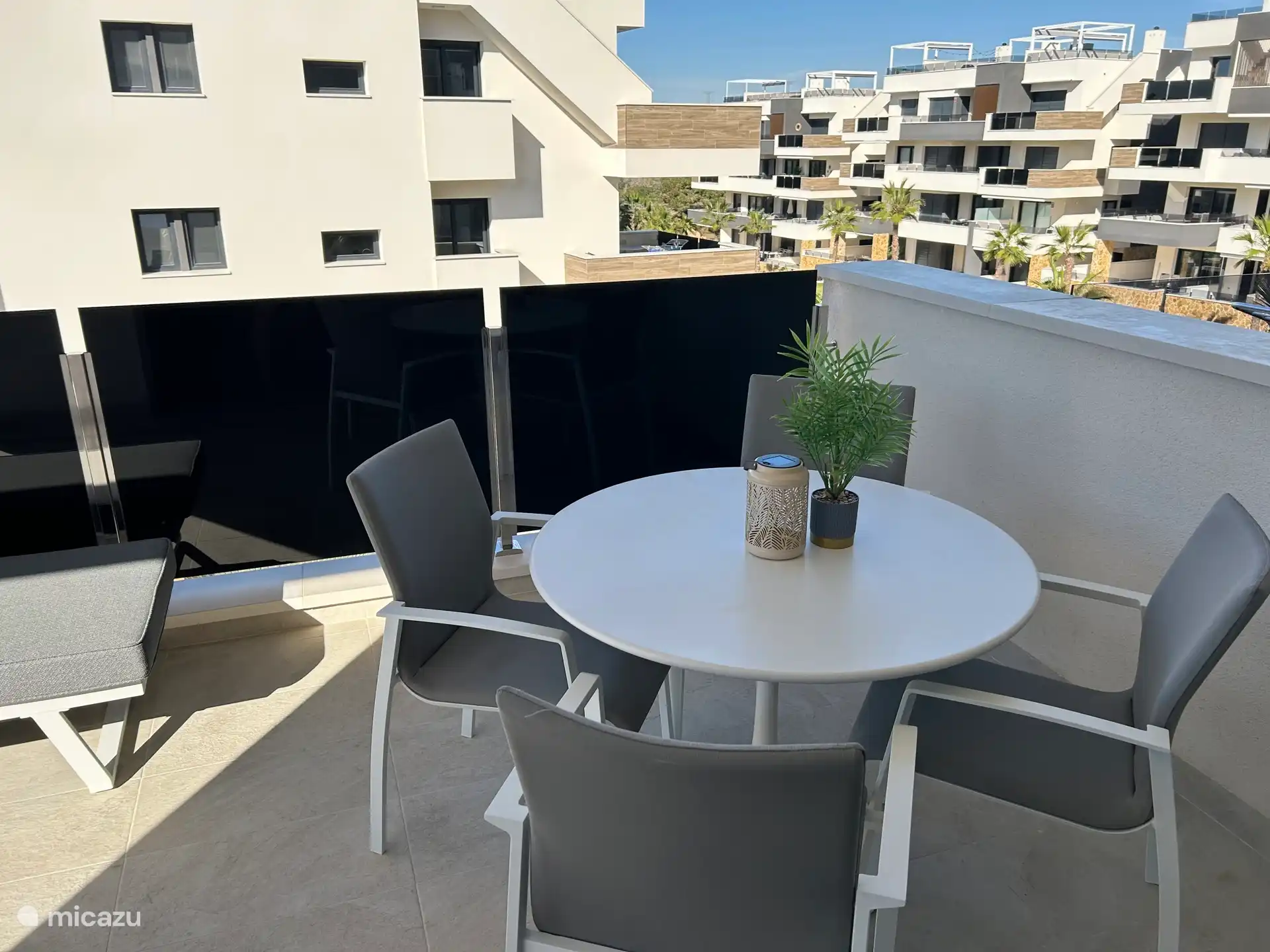 Profite de la terrasse. Ou simplement jouer à un jeu.