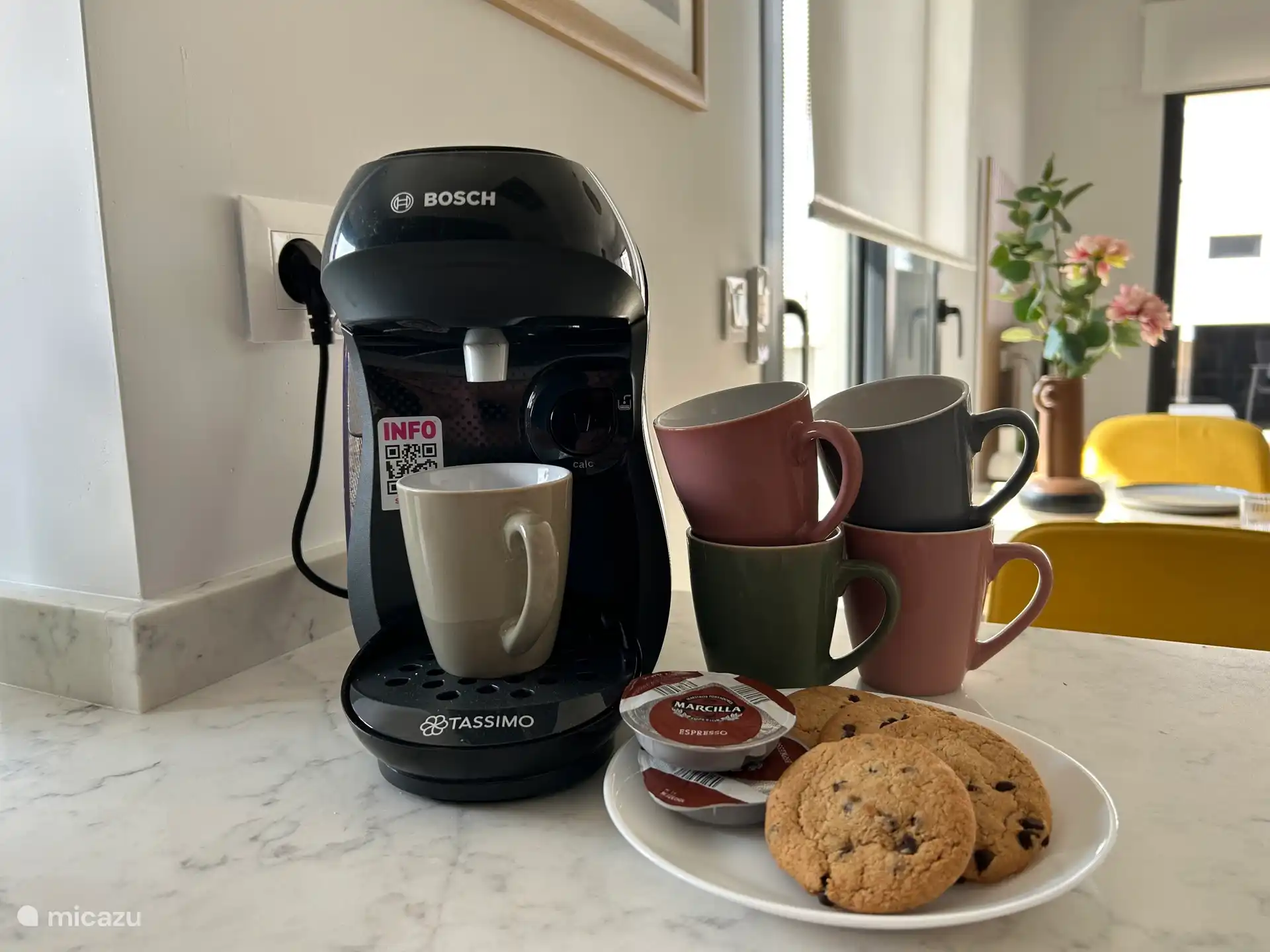 Cette machine à café de luxe peut fabriquer tous types de cafés. Les tampons à café ont un code-barres pour que la machine sache exactement comment faire le meilleur café.