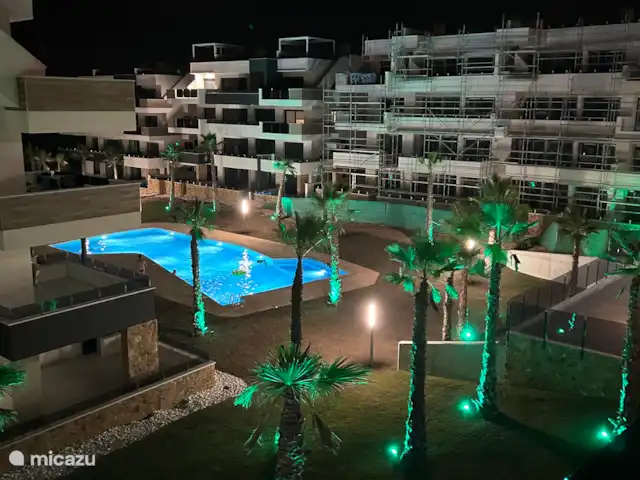 Casa Amanecer en España, Costa Blanca, Orihuela Costa - apartamento Vista desde el balcón a la piscina, por la noche está muy bien iluminada.