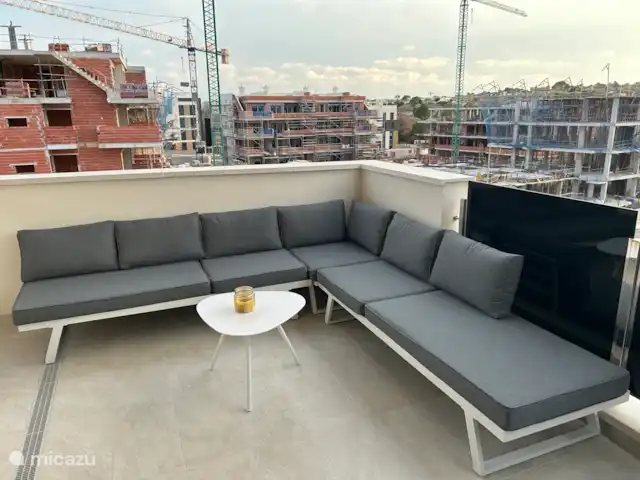 Casa Amanecer en España, Costa Blanca, Orihuela Costa - apartamento En el balcón hay un hermoso sofá de salón que también se puede convertir en tumbonas.