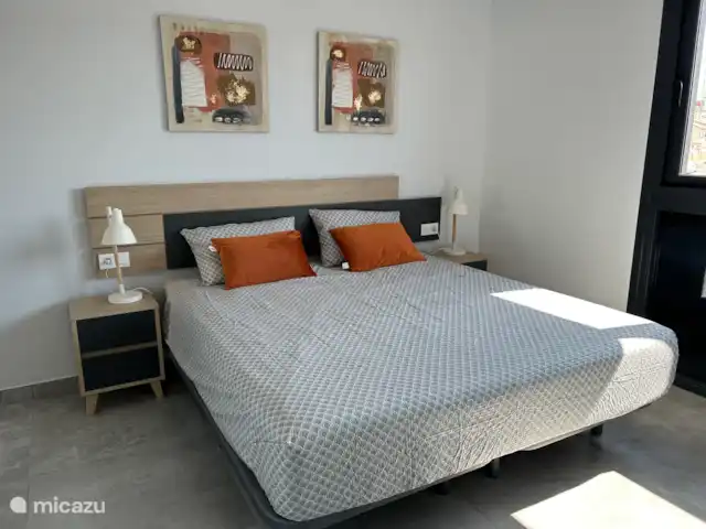 Casa Amanecer en España, Costa Blanca, Orihuela Costa - apartamento Amplio dormitorio con cama doble y armarios empotrados.