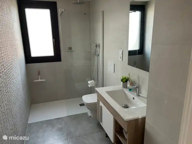 Casa Amanecer en España, Costa Blanca, Orihuela Costa - apartamento Lujoso segundo baño con calefacción por suelo radiante y ducha de lluvia.