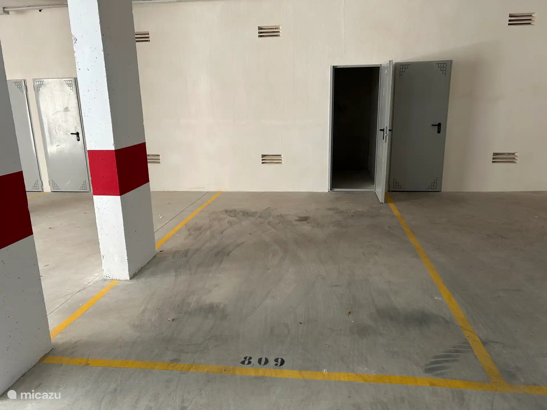 La voiture peut être garée en toute sécurité dans le parking sous l’appartement. Une salle de stockage fermée est disponible pour la plage ou le matériel de golf. Ce parking est près de l’ascenseur.