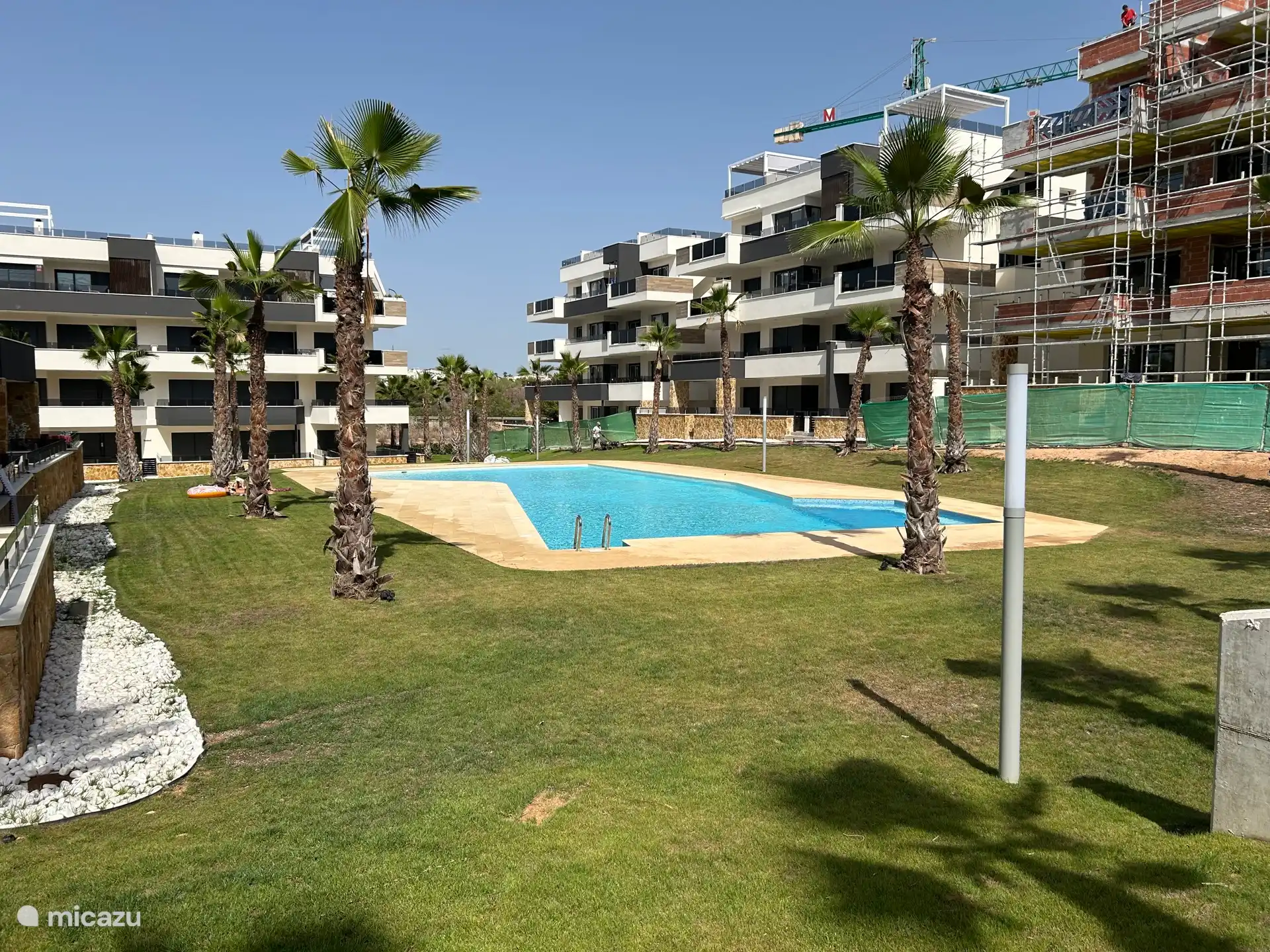 The apartment is located in a spacious complex with swimming pool, children's pool, fitness room with sauna and jacuzzi, playground and jeu de boeles court.