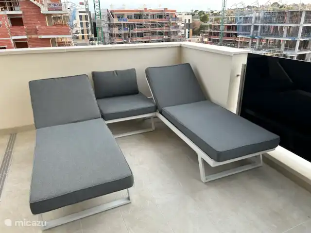 Casa Amanecer en España, Costa Blanca, Orihuela Costa - apartamento El sofá salón se puede convertir fácilmente en dos tumbonas de lujo para disfrutar del sol.