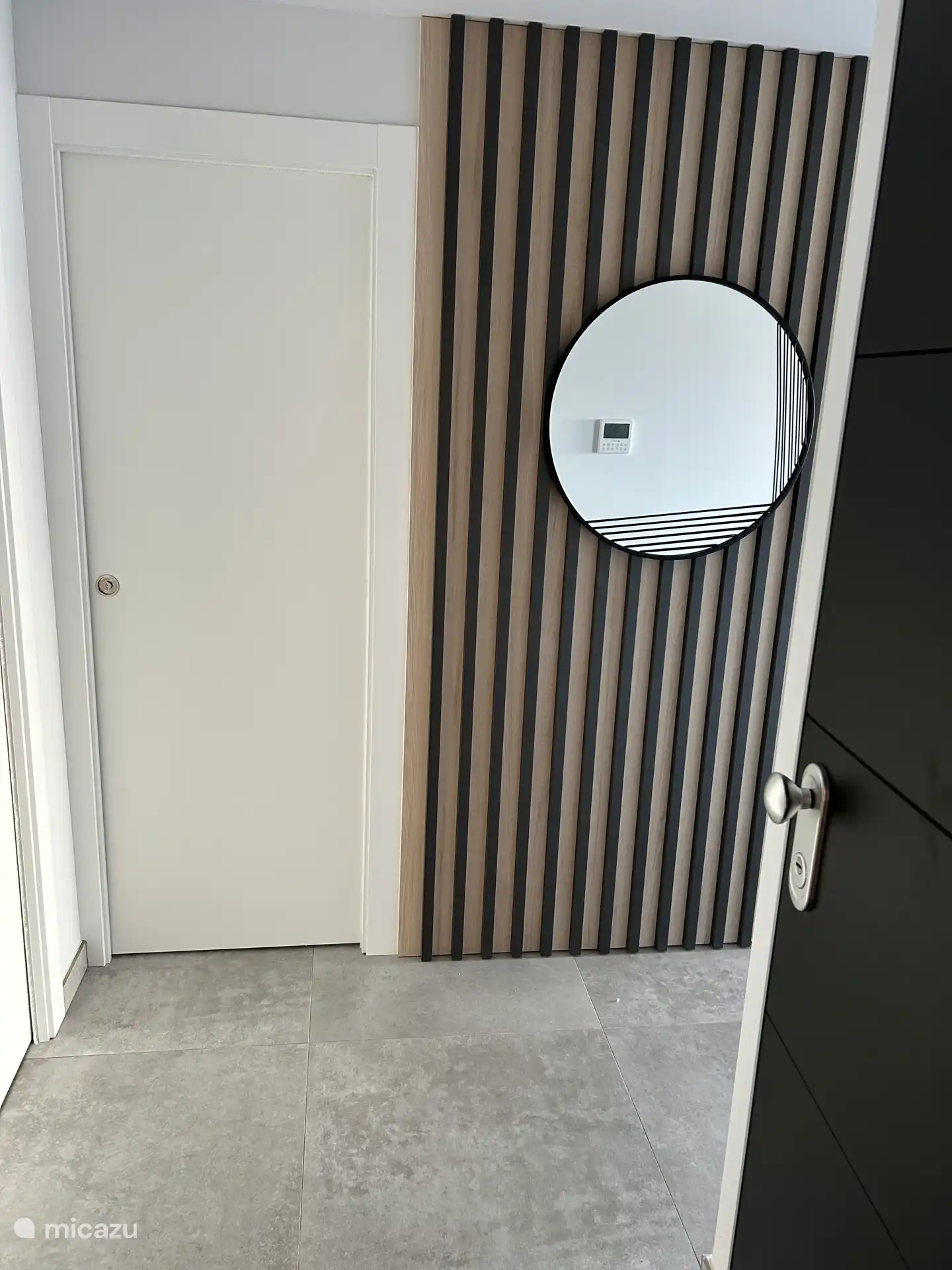 Spacious entrance, you can walk straight into the house from the elevator. 