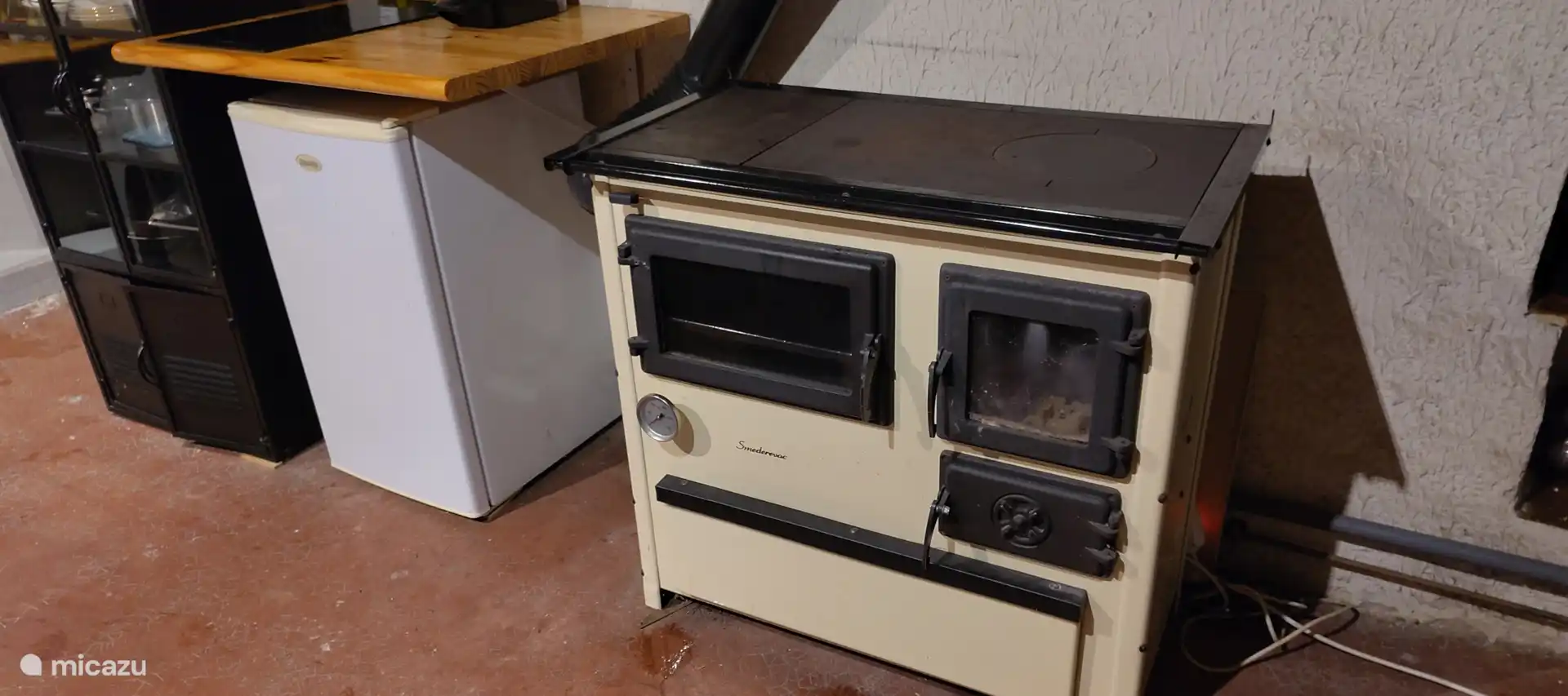 Houtfornuis met pizza oven