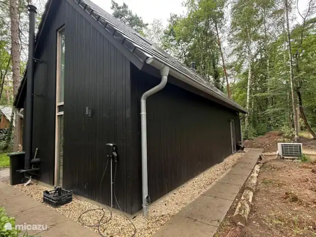Boshuisje Lochem - Pas de soucis in Nederland, Gelderland, Lochem - vakantiehuis Zijkant van het huisje met laadpaal (Mennekes stekker)