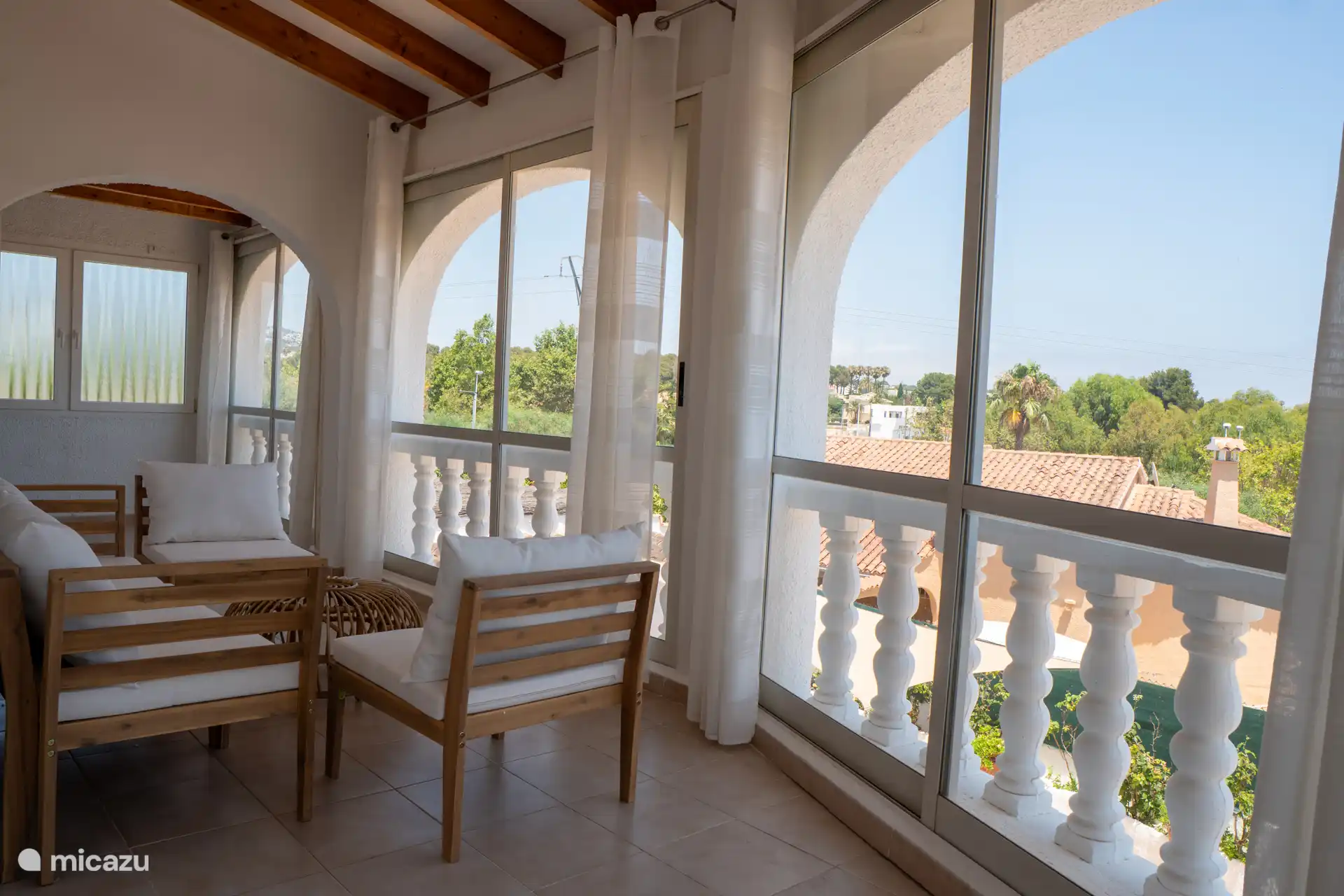 Im Obergeschoss - verglaster Balkon