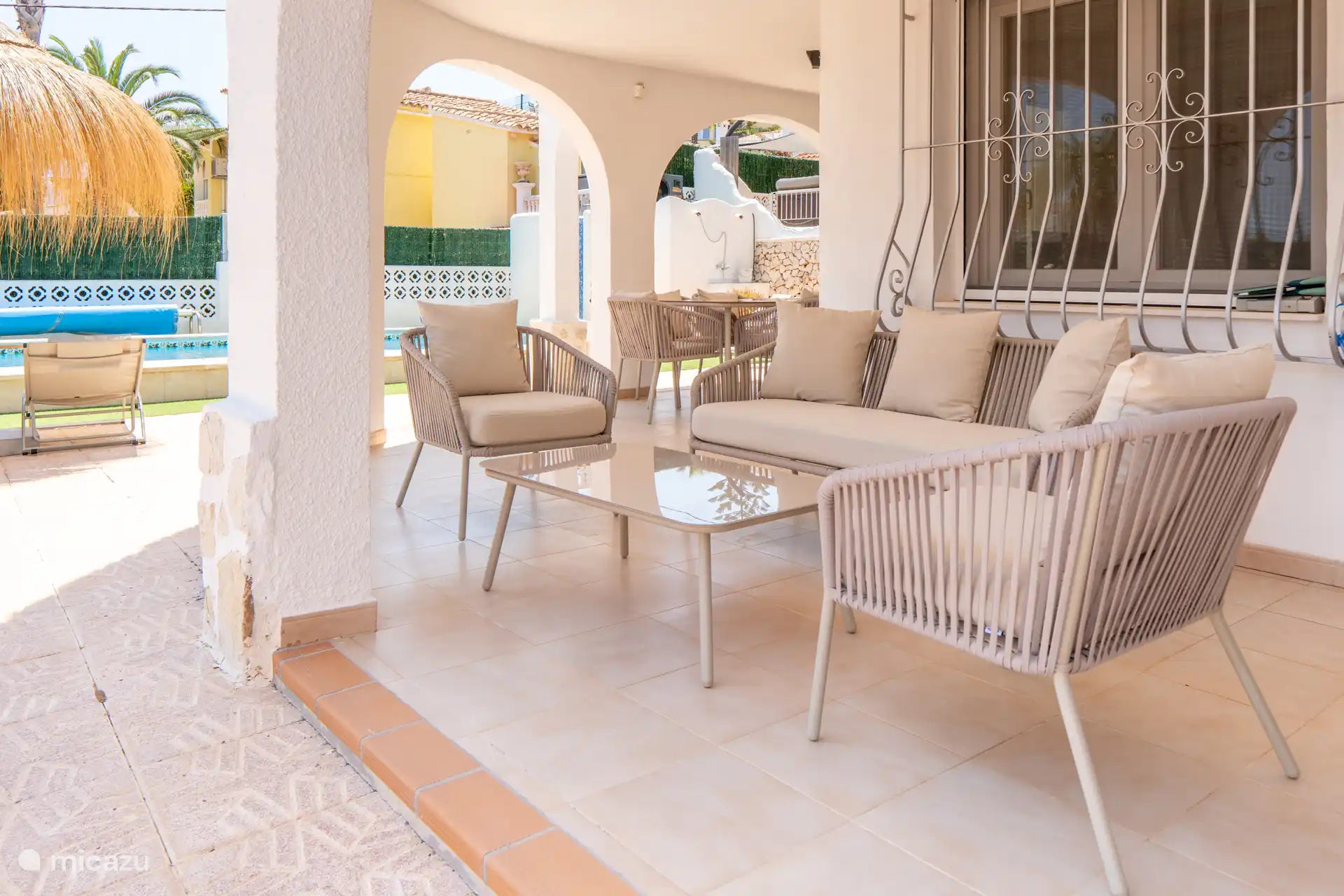 Naya mit Loungemöbeln