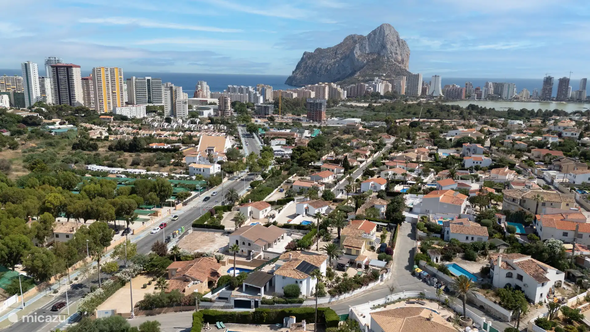 Drohnenfoto von Calpe, mit dem Foto Villa Puccini am unteren Rand