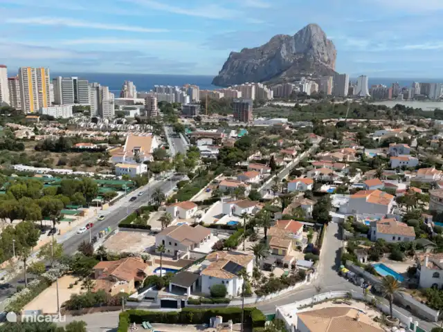 Villa Puccini en España, Costa Blanca, Calpe - villa Foto con dron de Calpe, con la foto Villa Puccini en la parte inferior