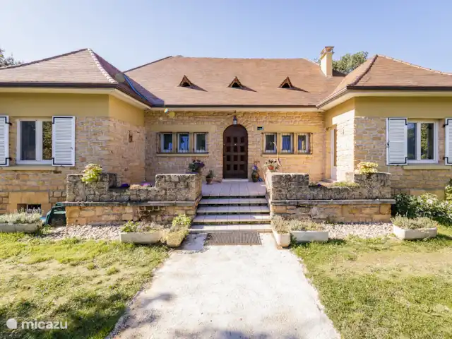 Villa les Deux Roues en Francia, Dordoña, Carsac - casa vacacional Frente de la casa de vacaciones